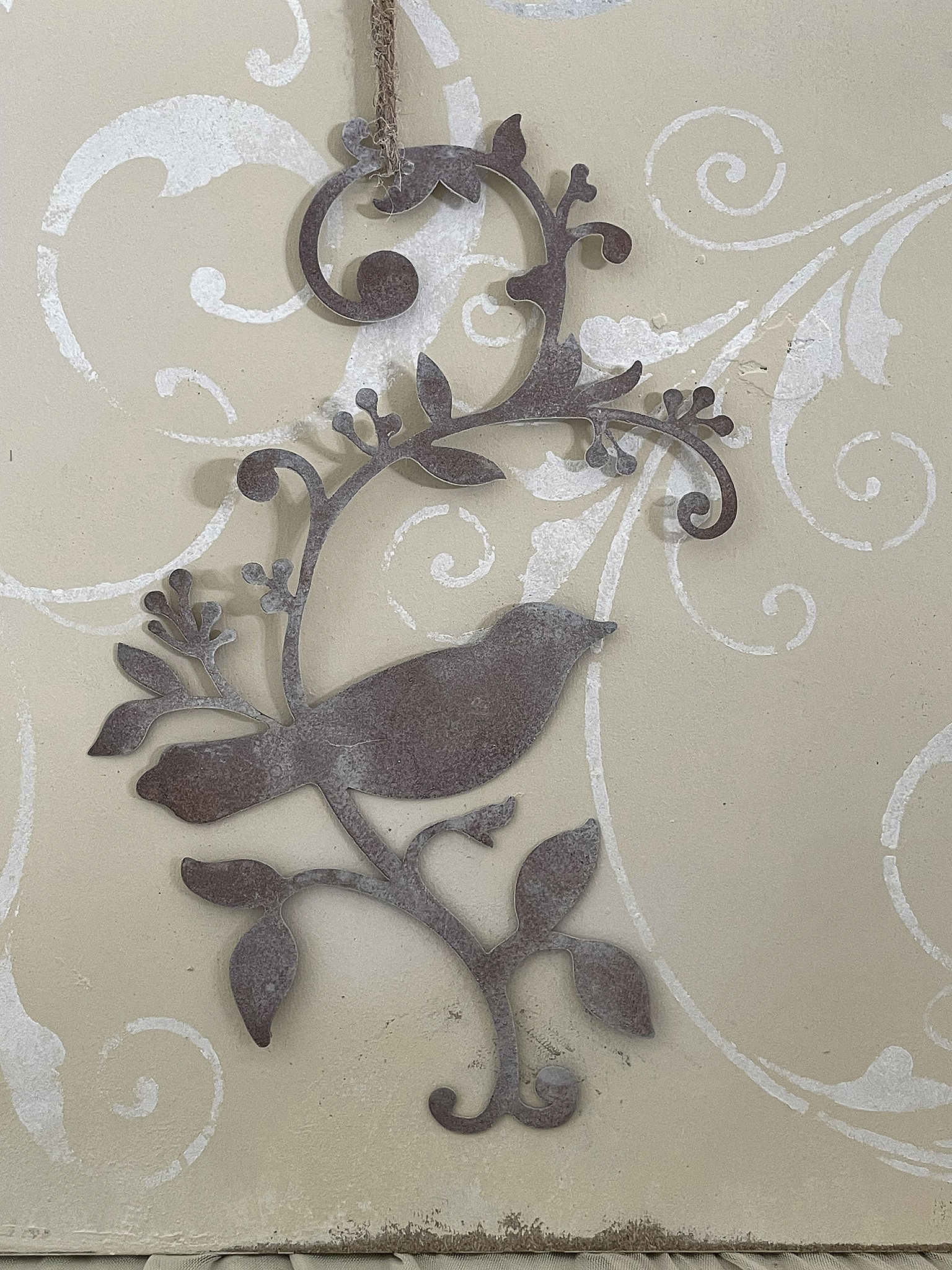 Dekorativer Wandanhänger mit Vogelmotiv aus Metall Wanddekoration mit einem stilisierten Vogel und Pflanzenmotiven aus Eisen