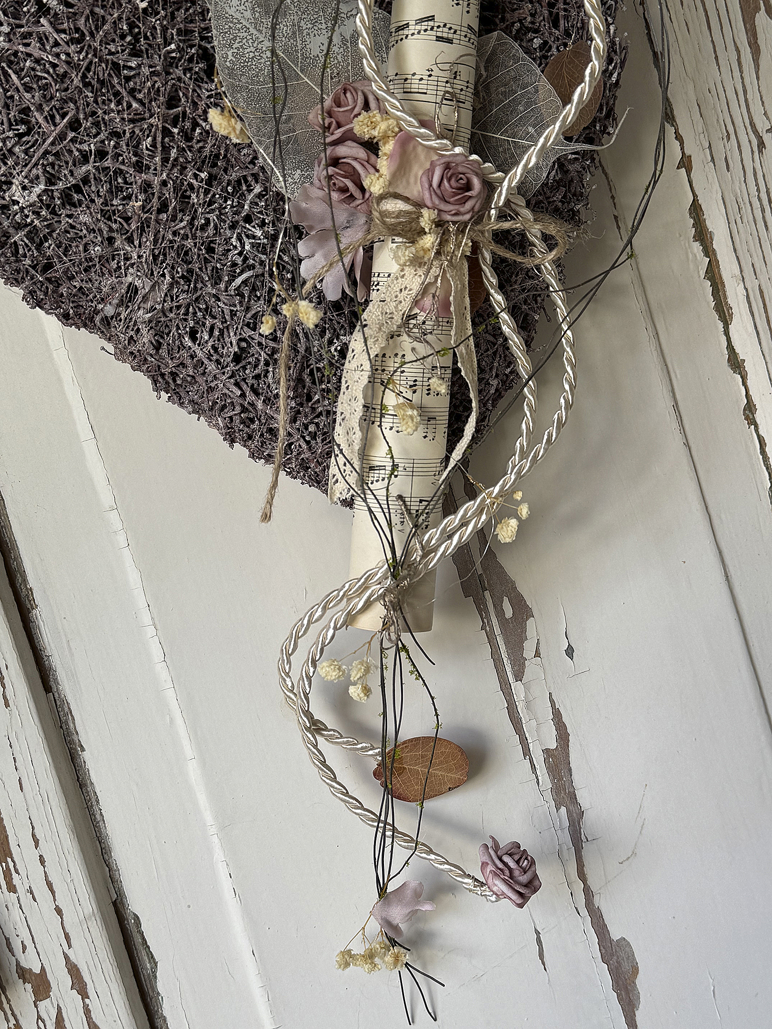 Beerenfarbenes Rebenherz mit Vintage-Notenblatt – romantische Landhausdeko im Shabby-Chic-Stil 1***