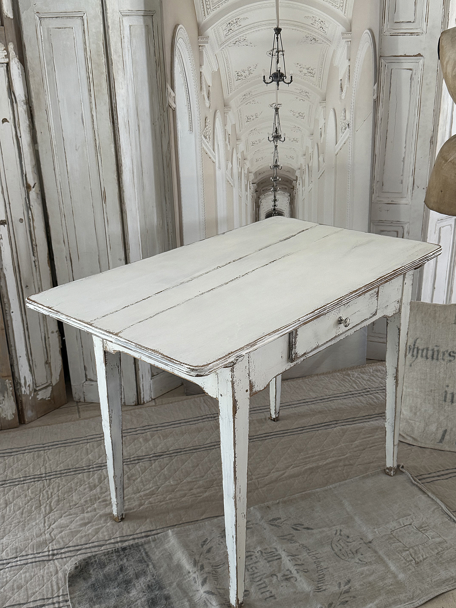 Antiker Shabby Tisch im weißen Kleid***