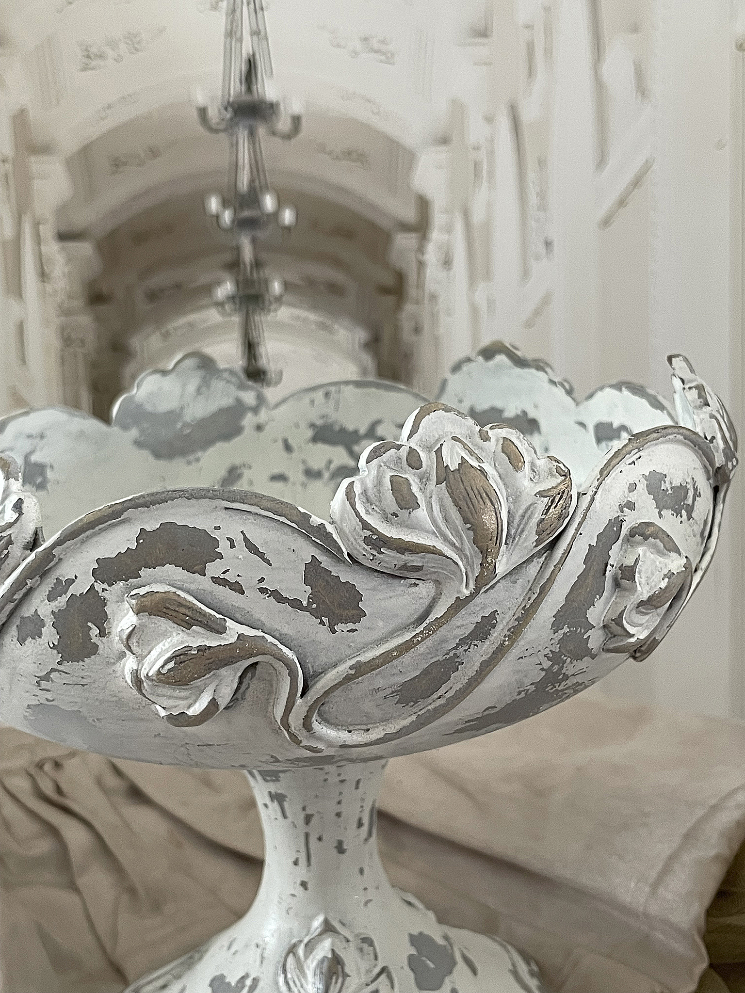 Vintage Schale mit floralen Verzierungen Dekorative Vintage Schale mit floralem Design auf einem neutralen Hintergrund