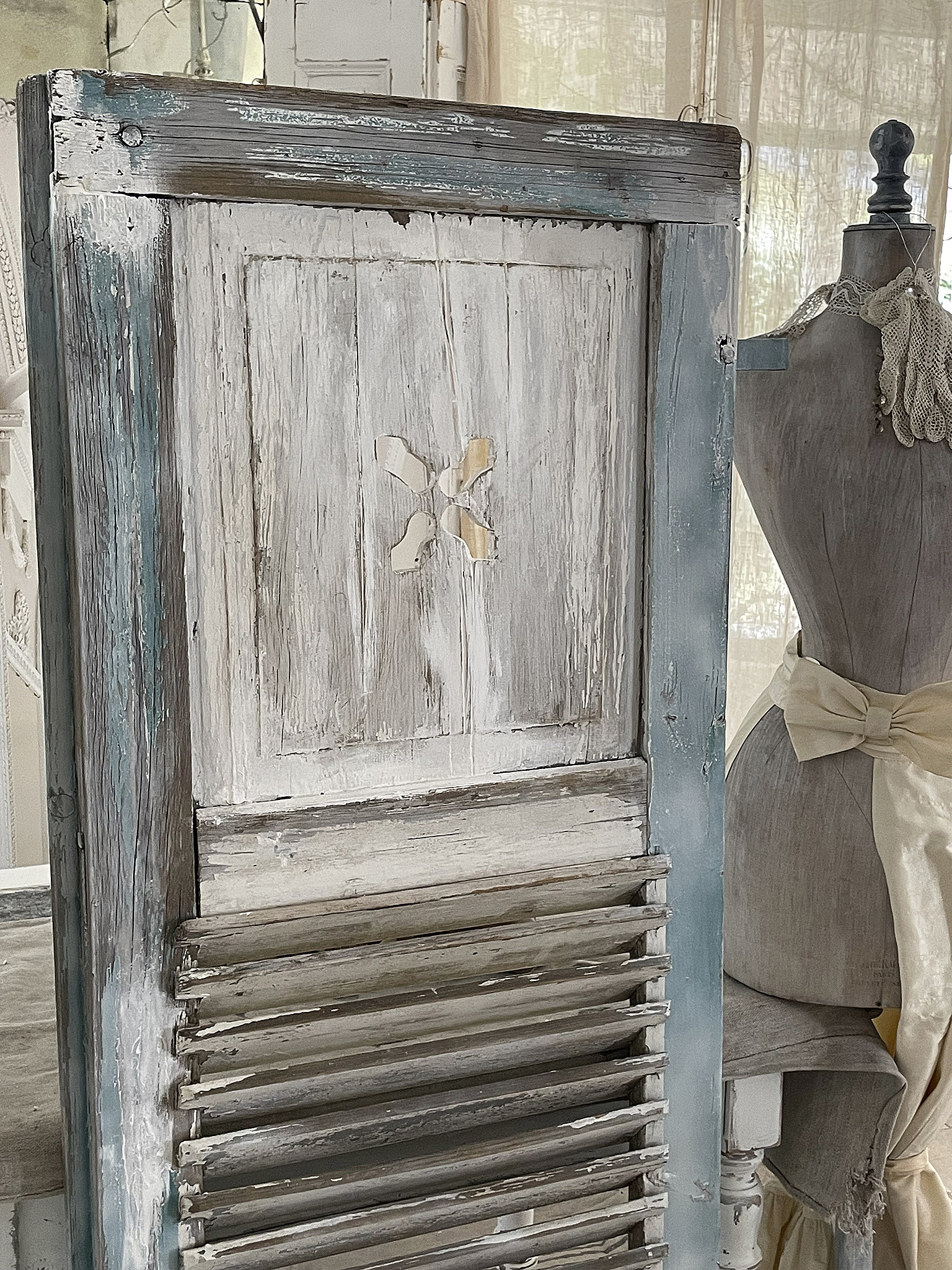 Dekorativer Shabby Chic Holzverschlag mit Türen und Fenster Holzverschlag im Shabby Chic Stil, mit vertikalen Lamellen und beschädigter Oberfläche.