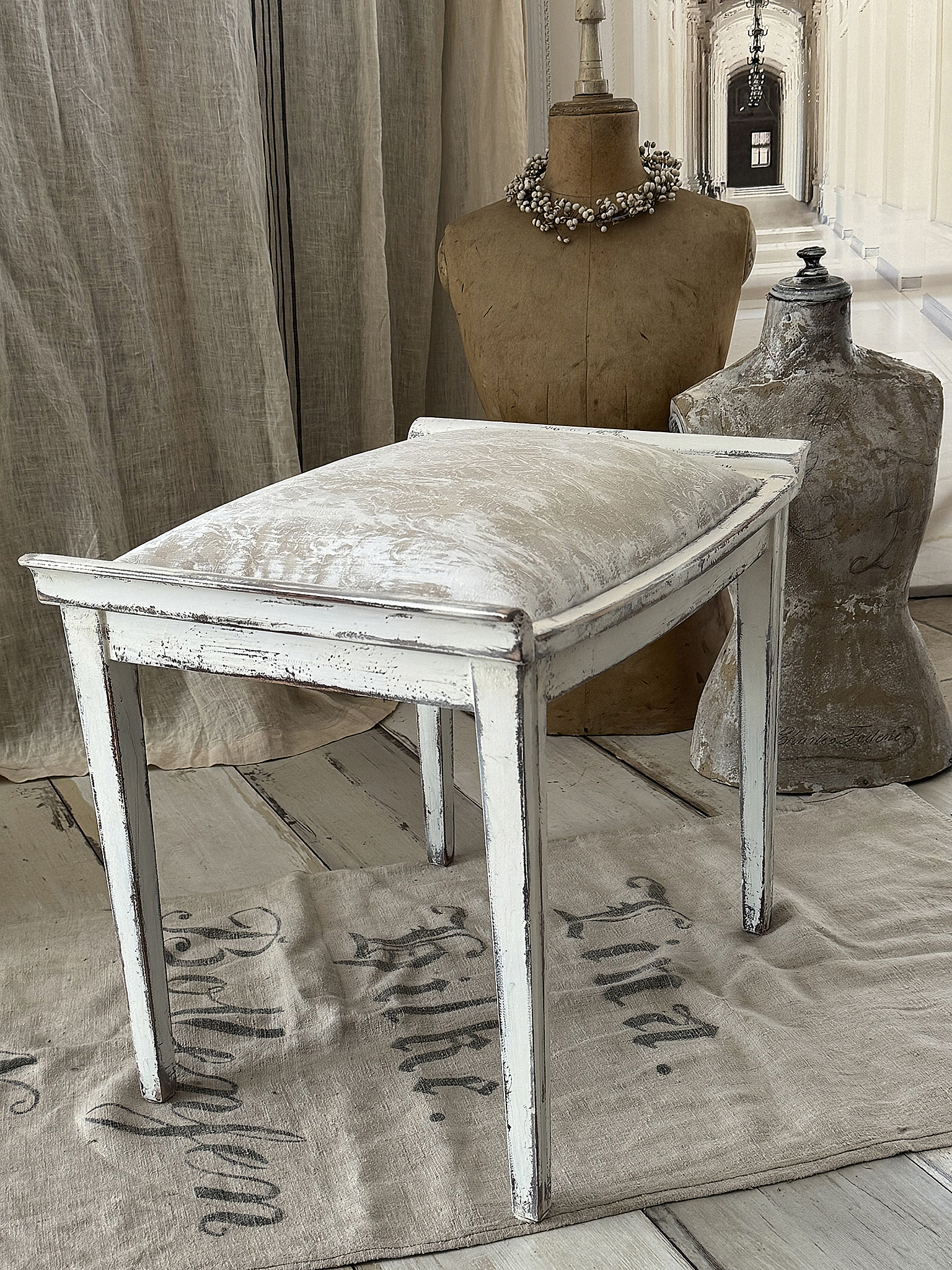 Alter Polsterhocker mit elegantem Shabby-Chic-Charme***