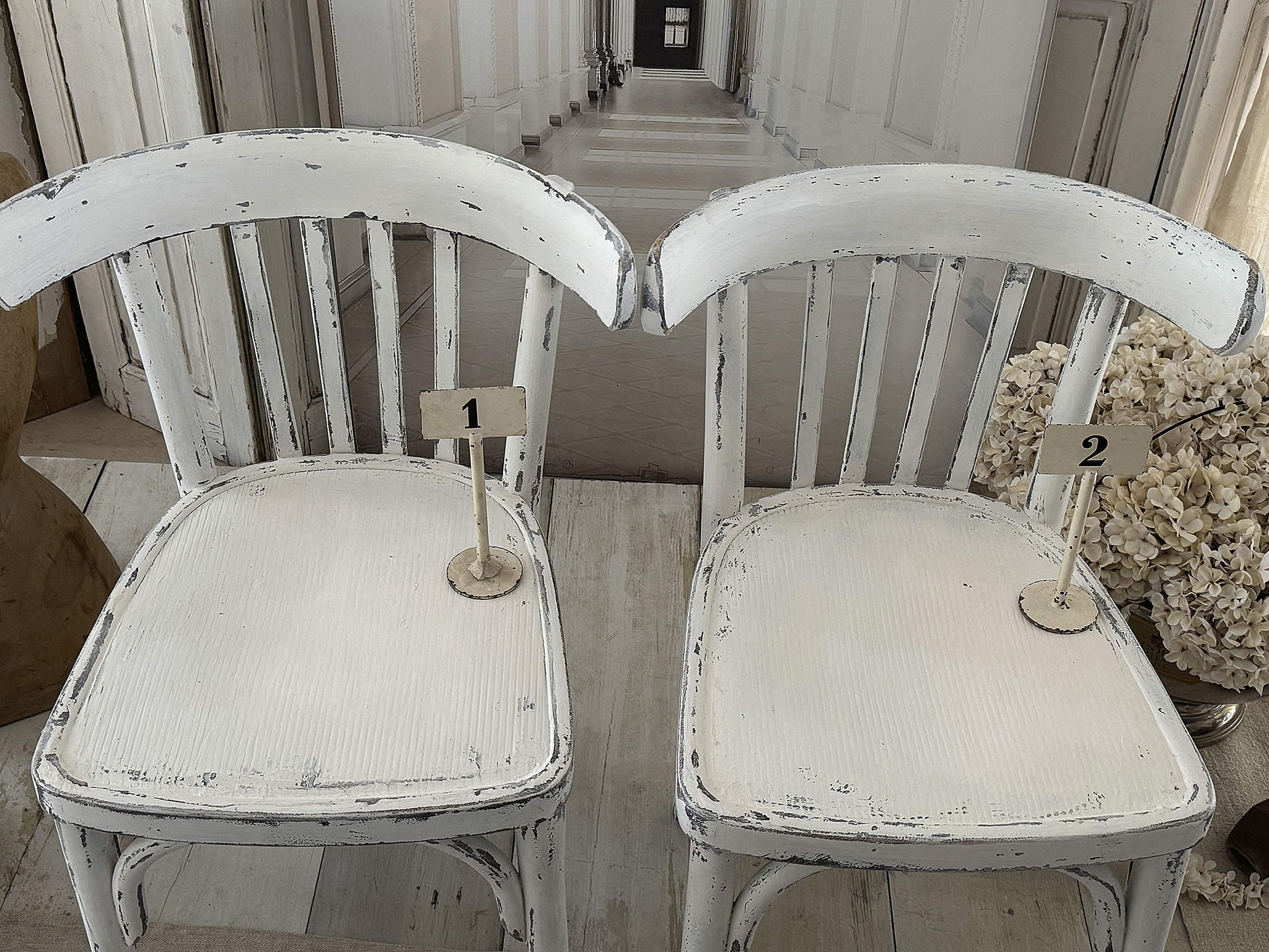 Antiker Bugholzstuhl – Matt-Weiß – Shabby Chic – Vintage Stuhl mit Patina***