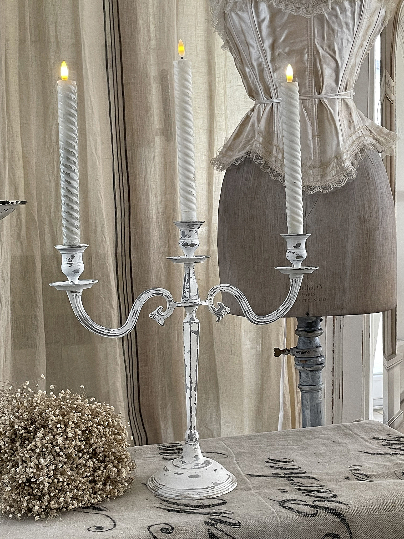 Alte Kerzenleuchter im weißen Shabbykleid*** Alte Kerzenleuchter im weißen Shabbykleid***