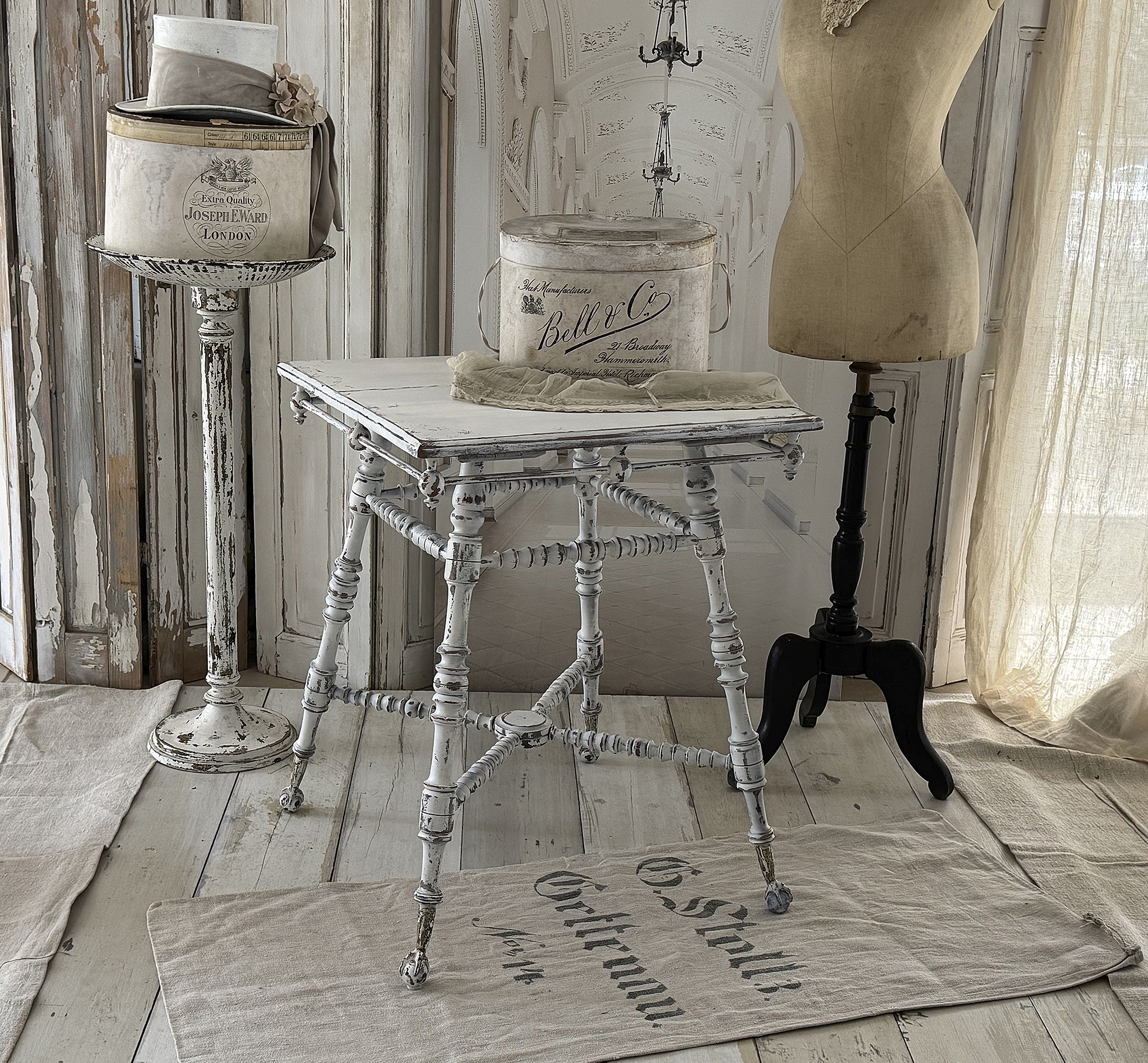 Antiker Shabby Chic Beistelltisch mit Messing-Vogelkrallen und gedrechselten Beinen***