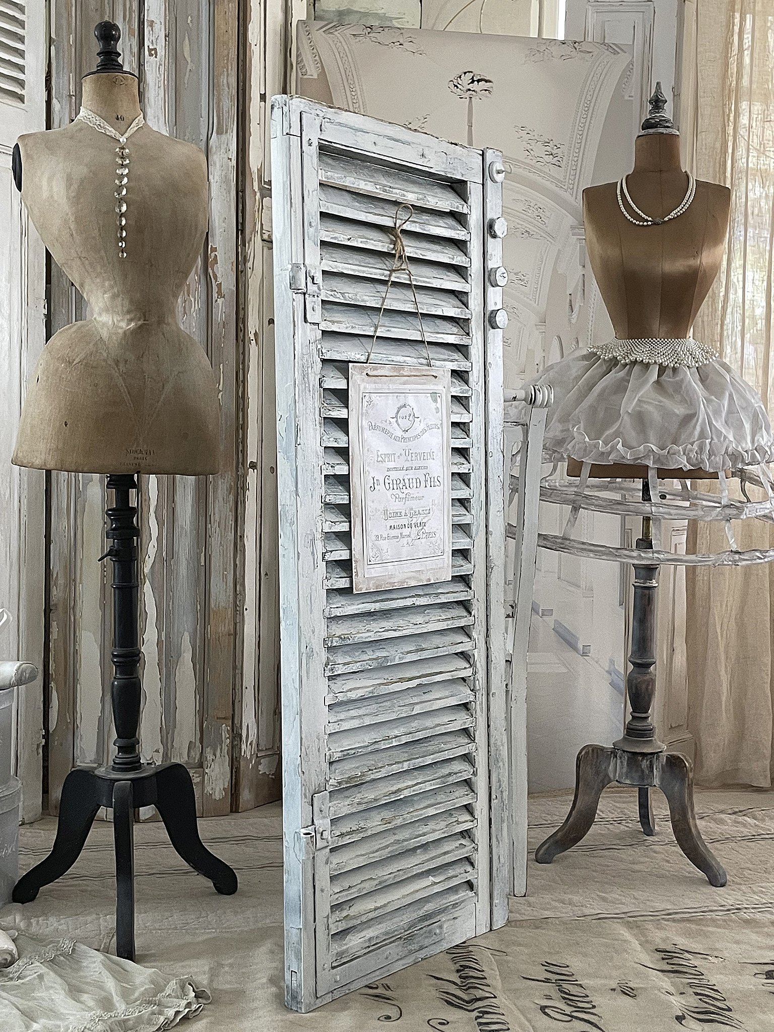 Alter Lamellen-Fensterladen mit Memoboard*** Alter Lamellen-Fensterladen mit Memoboard***