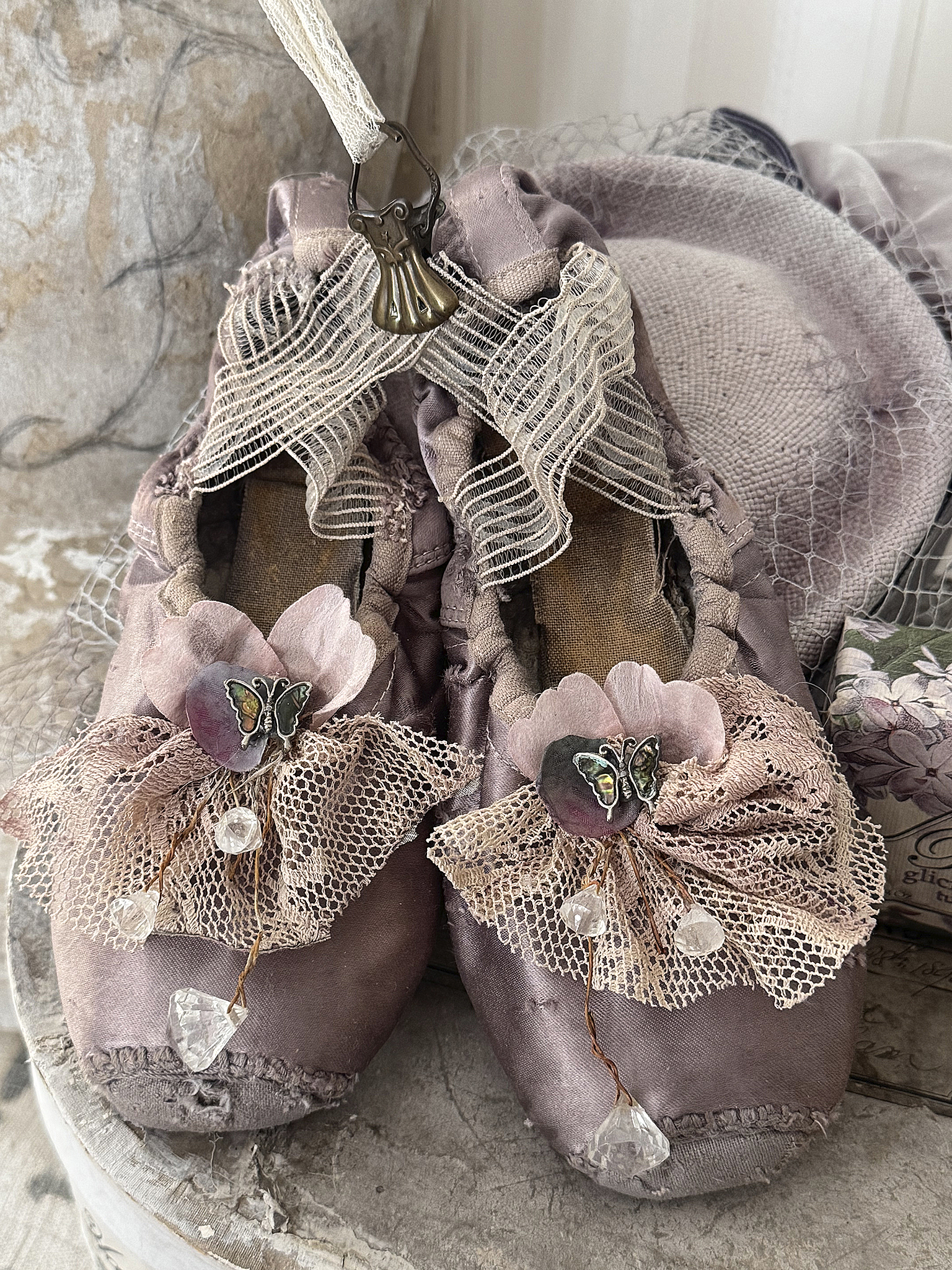 Ein Hauch vergangener Bühne – Ballettspitzenschuhe voller Geschichte***