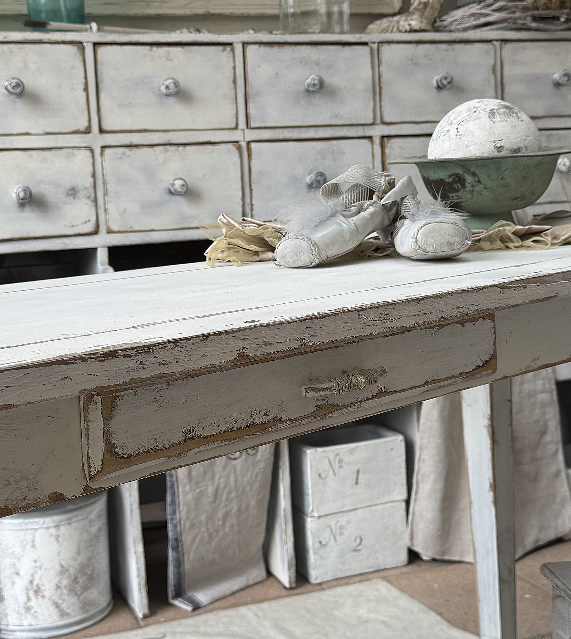 Edler Shabby-Chic-Konsolentisch aus Vollholz – zeitlose Eleganz mit Geschichte***