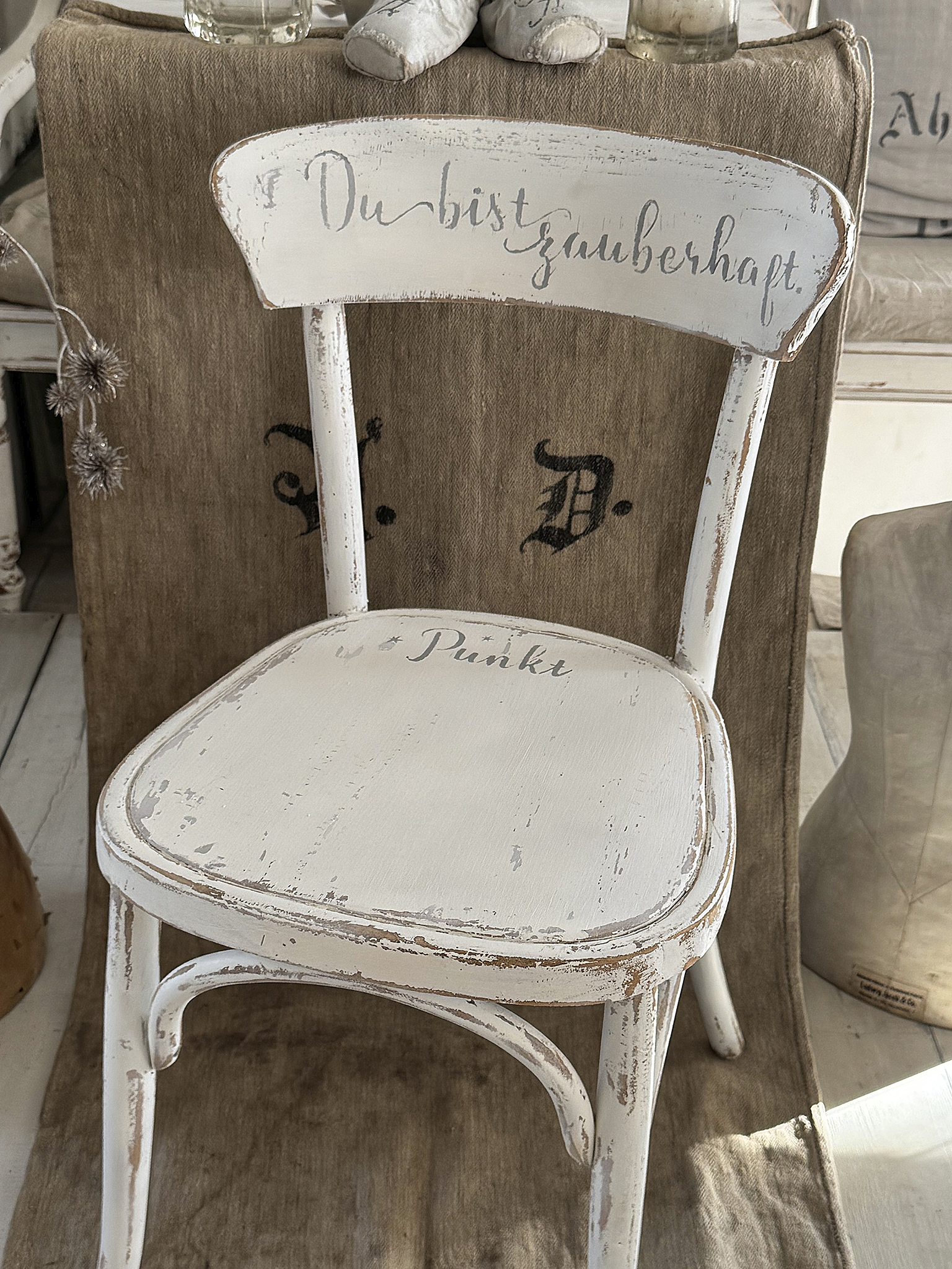 Alter Bugholzstuhl mit Shabbykleid & Herzensbotschaft***