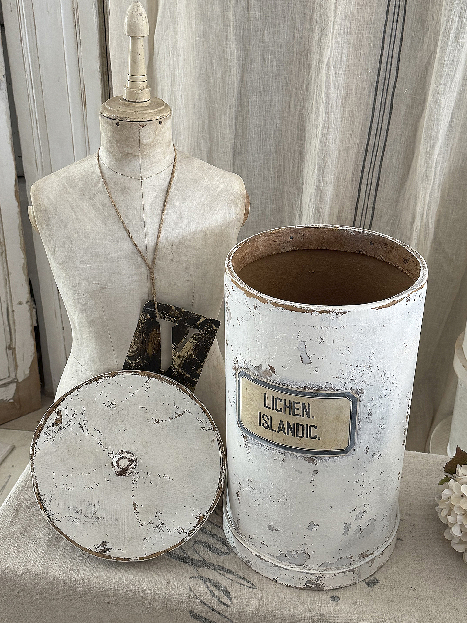 Alte große Holzdose mit antiker Schablone – nostalgischer Shabby-Chic***