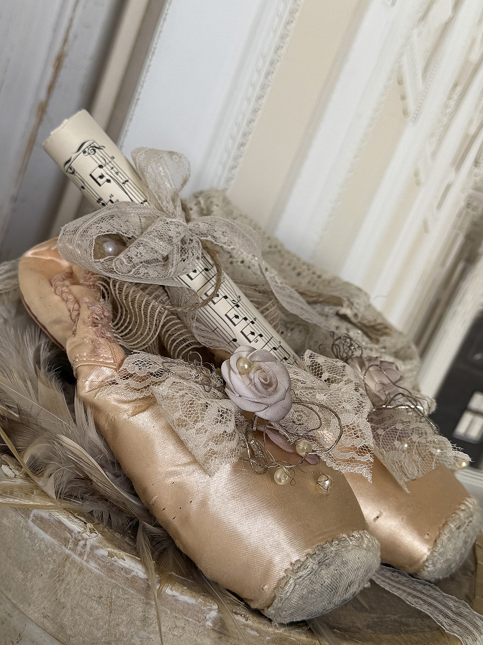 Reizende alte Spitzenschuhe – Poesie in zartem Vintage-Rosé***