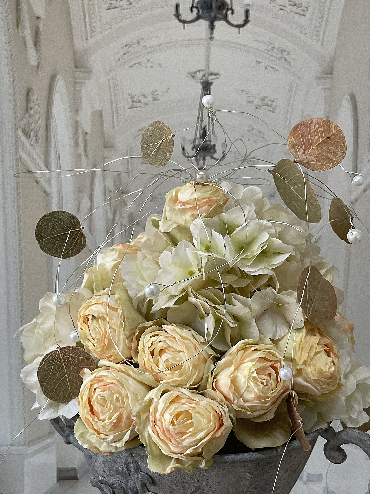 Dekorative Blumenarrangement in einer eleganten Vase Kunstvolles Blumenarrangement mit Rosen und dekorativen Akzenten in einer stilvollen Vase