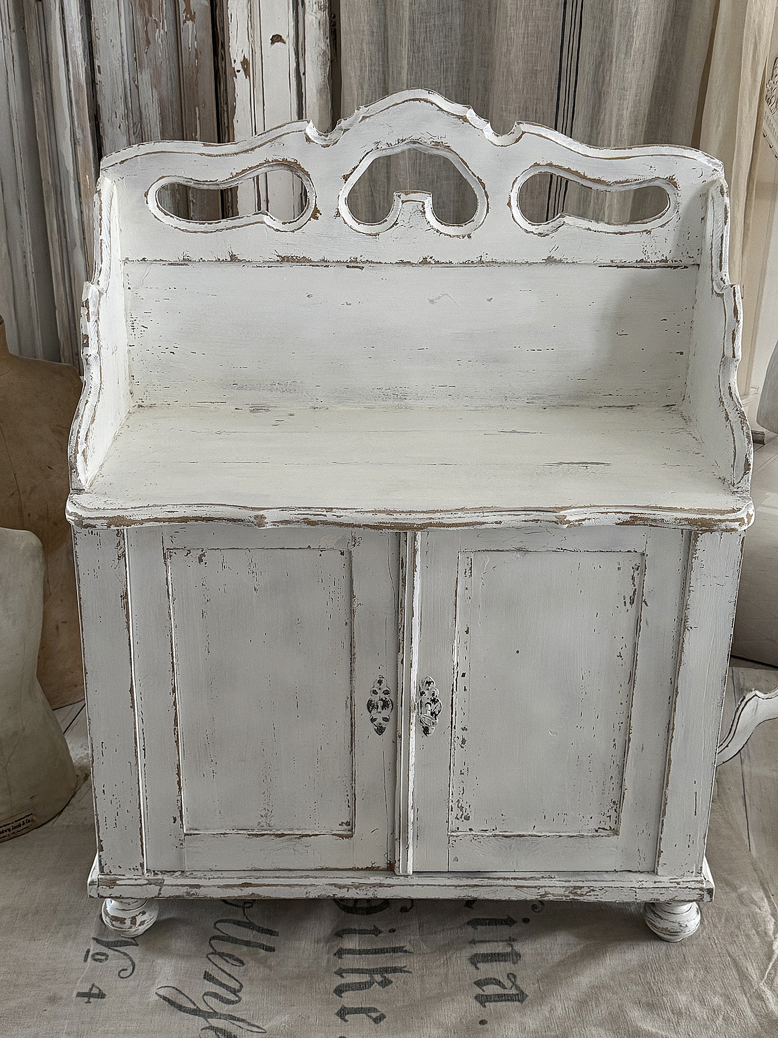 Liebhaberstück – Antikes Schrankbänkchen aus Frankreich***