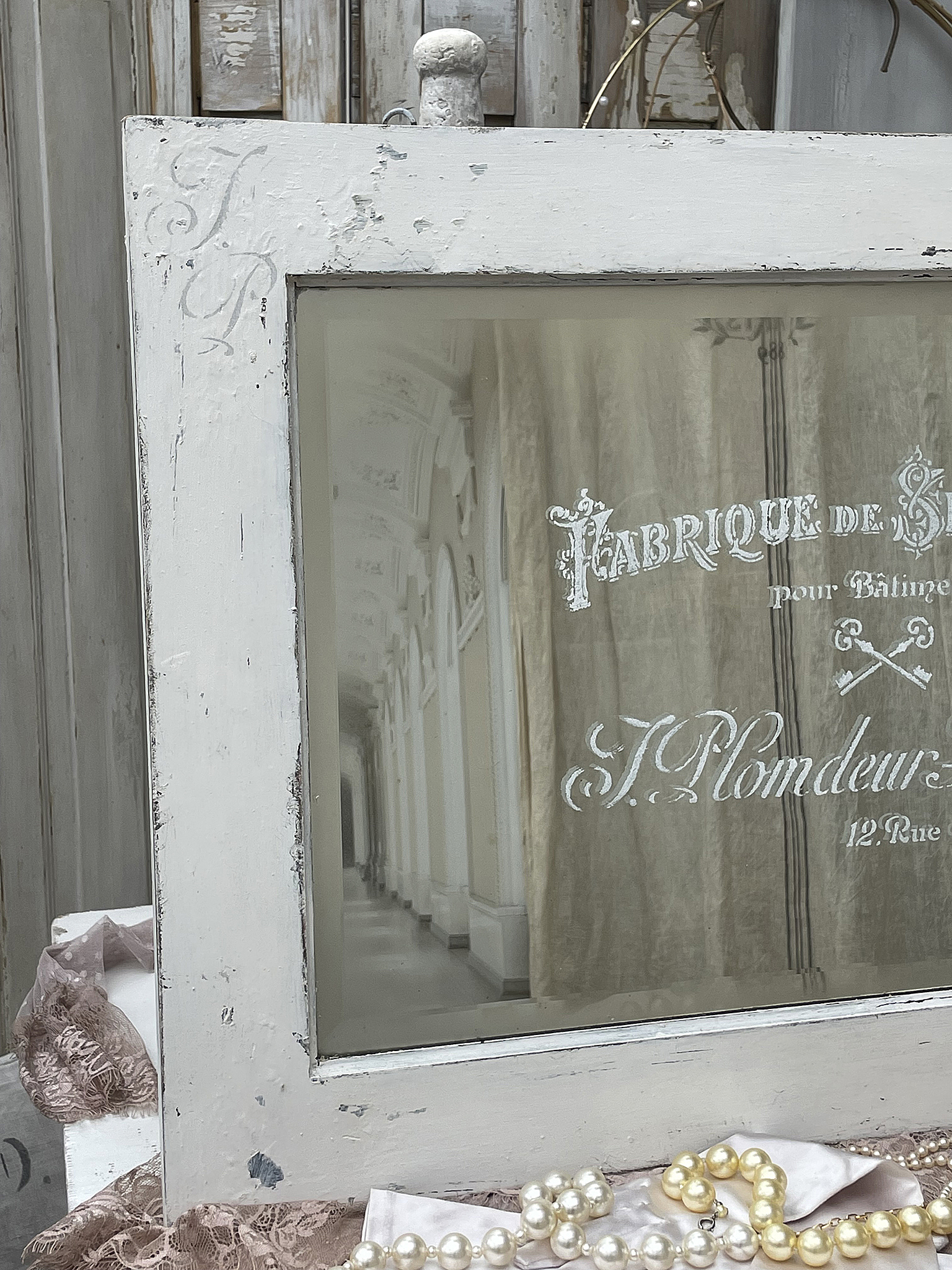 Antiker Spiegel mit Schriftzug von J. Plondeur aus der Rue 12 Antiker Spiegelrahmen mit reflektierenden Vorhängen und klassischer Beschriftung von J. Plondeur