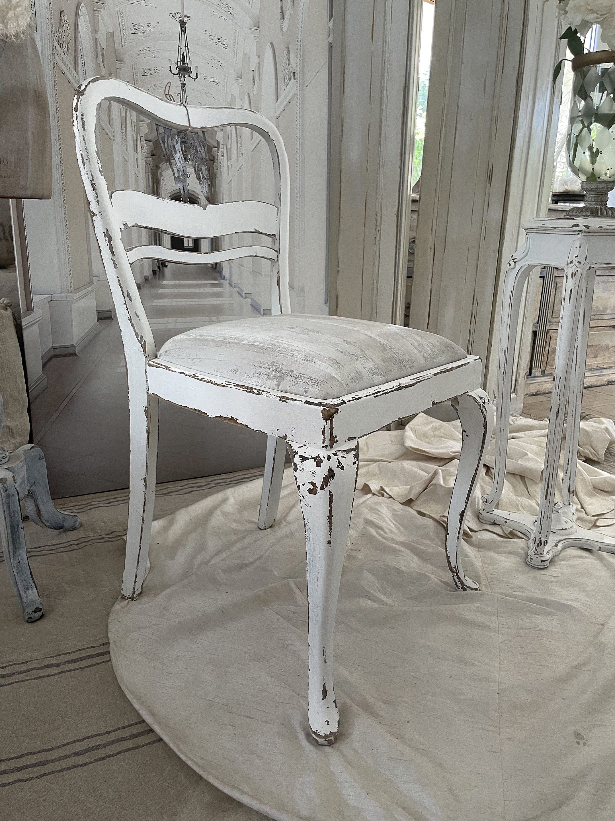 Antiker Louis Philippe Stuhl im weißen Shabbykleid