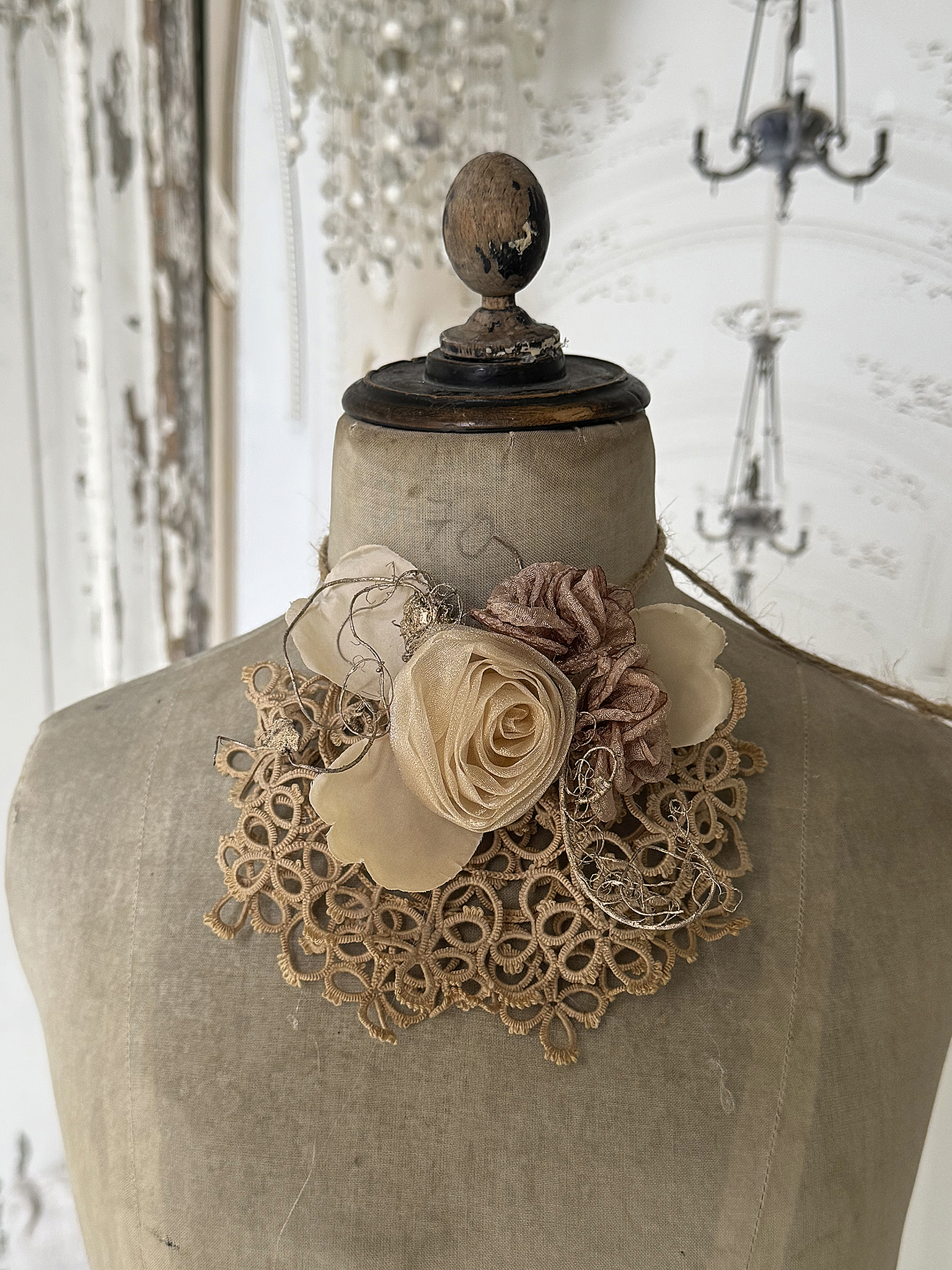 Zuckersüße antike Kinderschneiderpuppe – romantisches Original mit Vintage-Charme