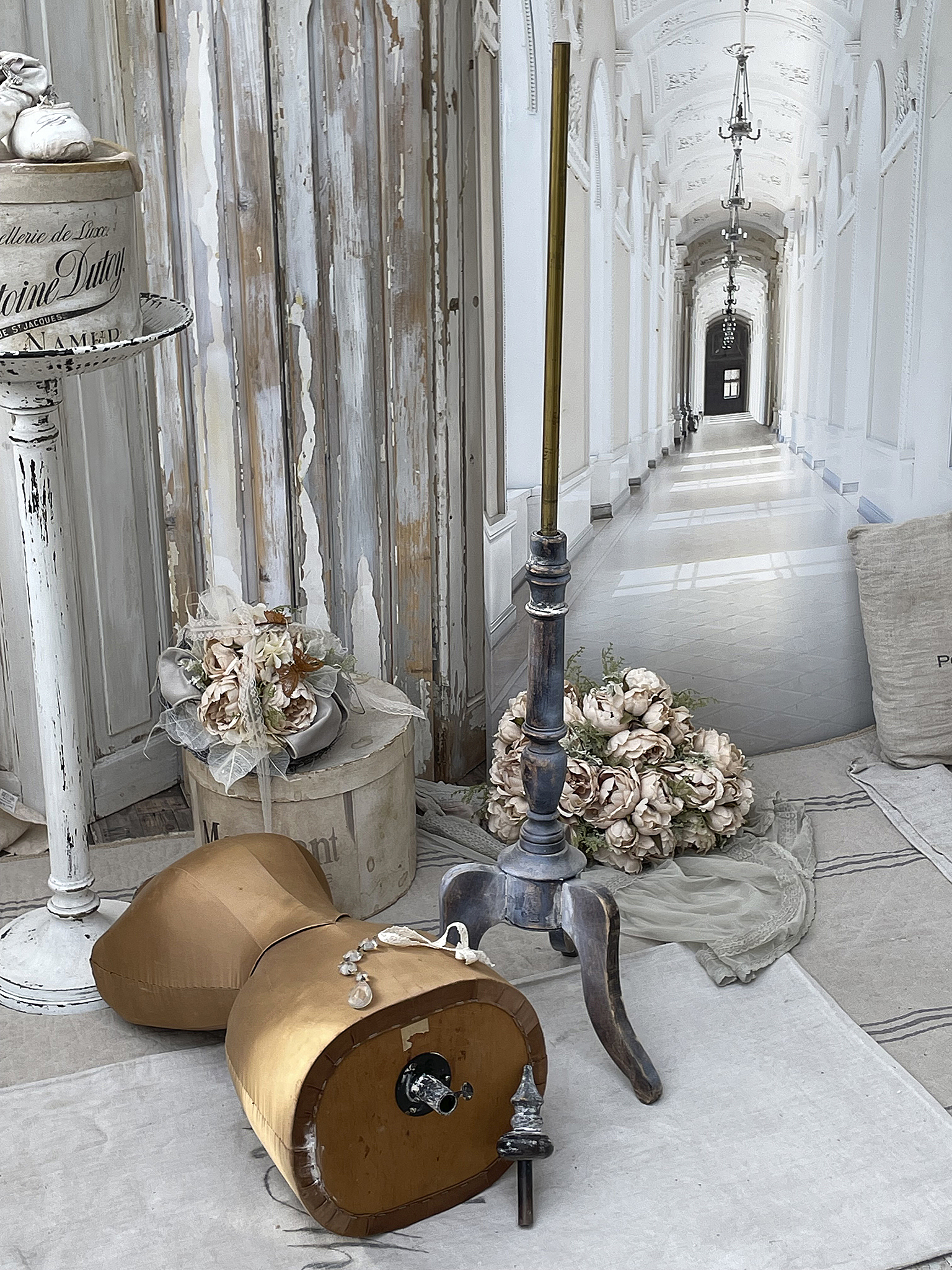 Elegante Wohnaccessoires in einem stilvollen Interieur Schöne Dekoration mit Blumenarrangement und nostalgischen Möbelstücken in einem hellen Flur