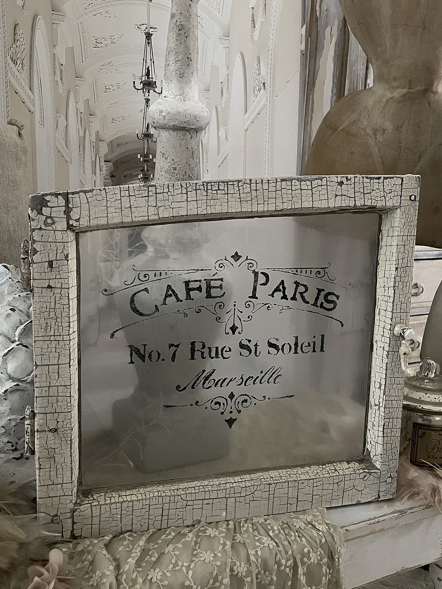 Süßes kleines Vintage Fenster Cafe Paris