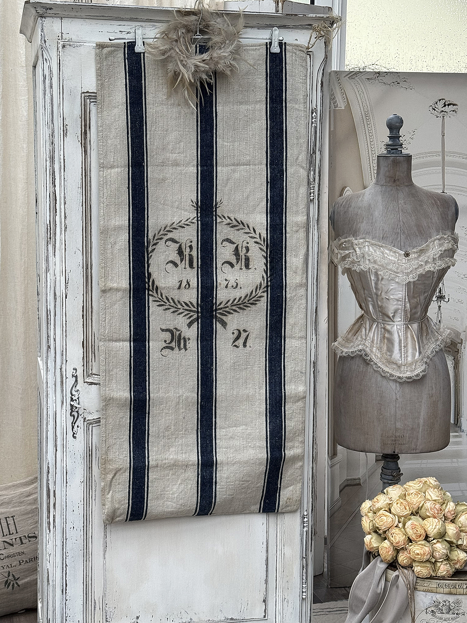 Handgefertigtes Leinentuch mit Streifen in Blau und Beige, verziert mit filigranem Muster