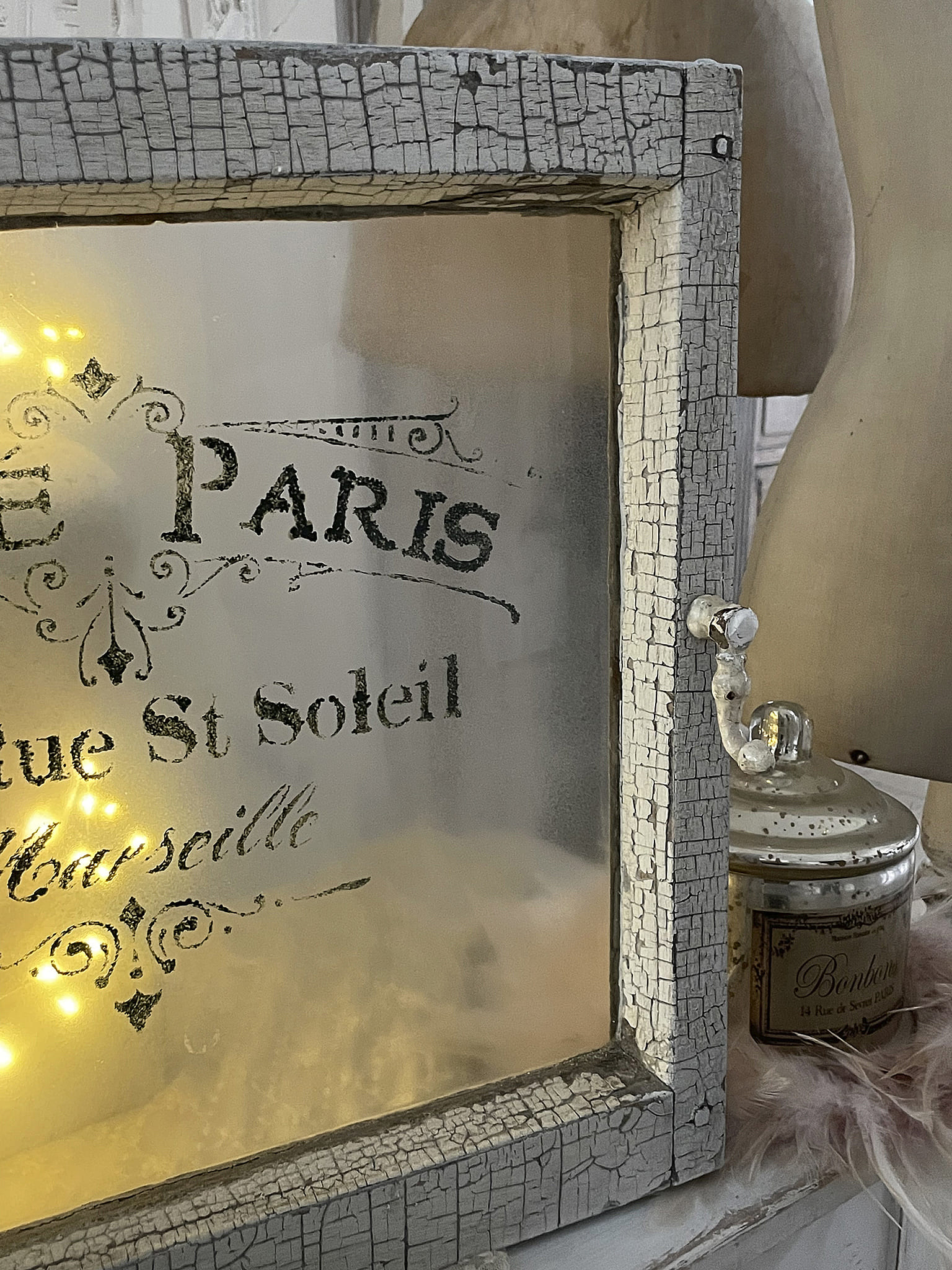 Vintage Fensterrahmen mit Paris Schriftzug und warmen Lichtern