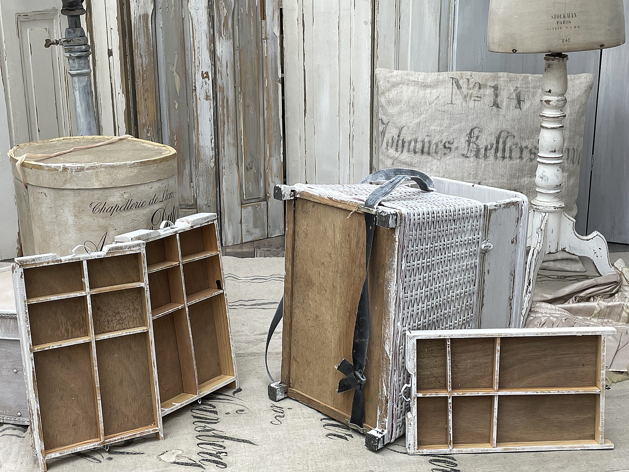 Dekorative Aufbewahrungskörbe im Vintage-Stil Hübsche Aufbewahrungskörbe aus Rattan und Holz auf einem vintage inspirierten Hintergrund