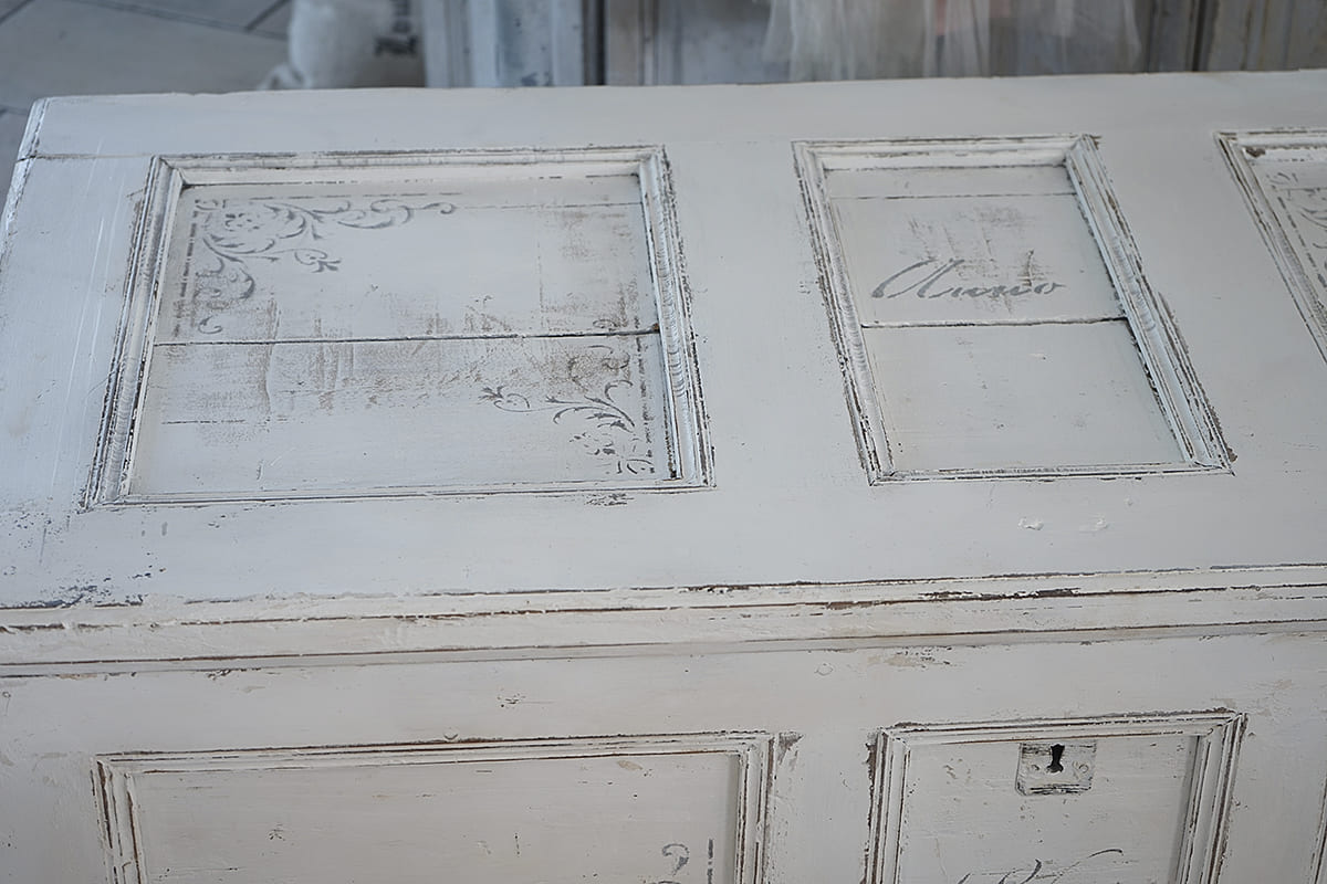 Vintage Truhe mit nostalgischem Design Detailansicht einer dekorativen weißen Truhe mit verziertem Deckel