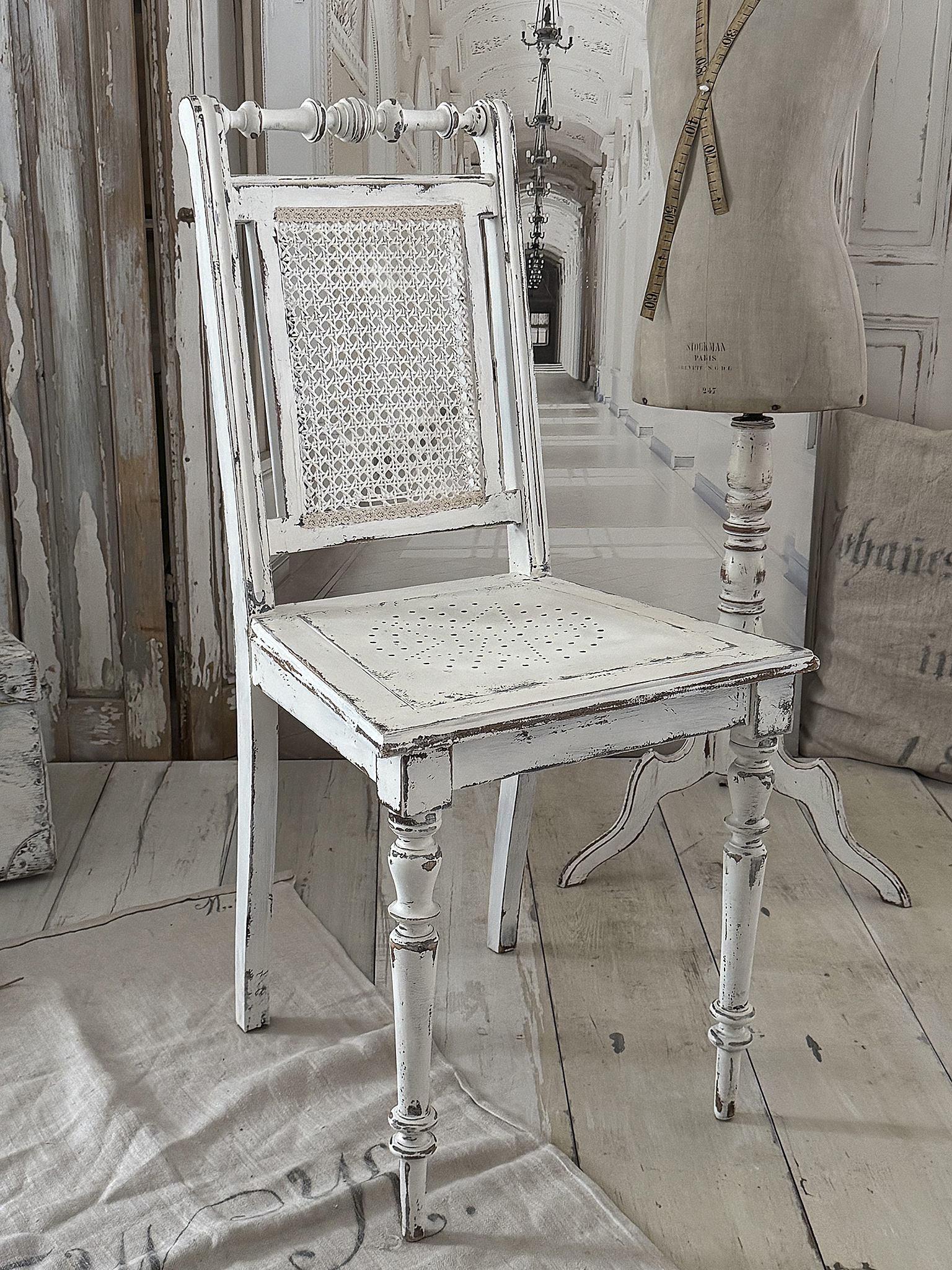 Antiker Gründerzeitstuhl im mattweißen Shabby-Kleid *** Antiker Gründerzeitstuhl im mattweißen Shabby-Kleid ***