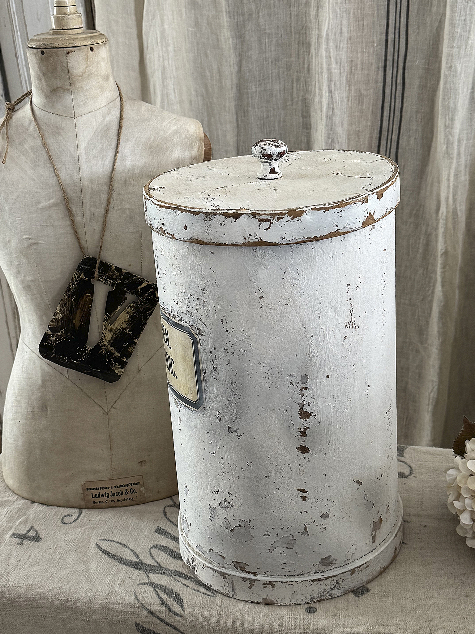 Alte große Holzdose mit antiker Schablone – nostalgischer Shabby-Chic***