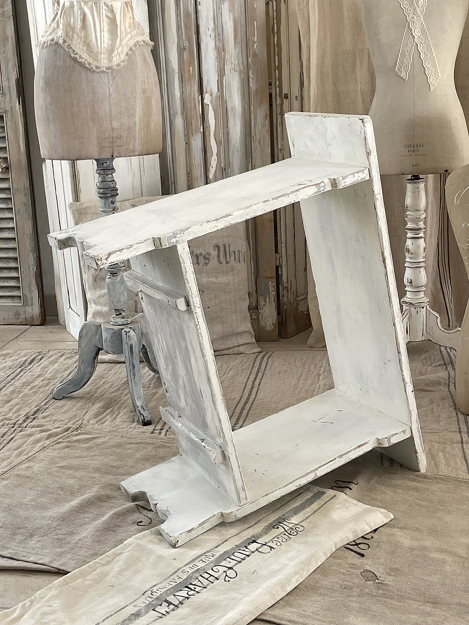 Vintage weißer Holzstuhl im Shabby Chic Stil Schicker vintage Holzstuhl in weißem Shabby Chic Design, umgeben von einer stilvollen Inneneinrichtung.