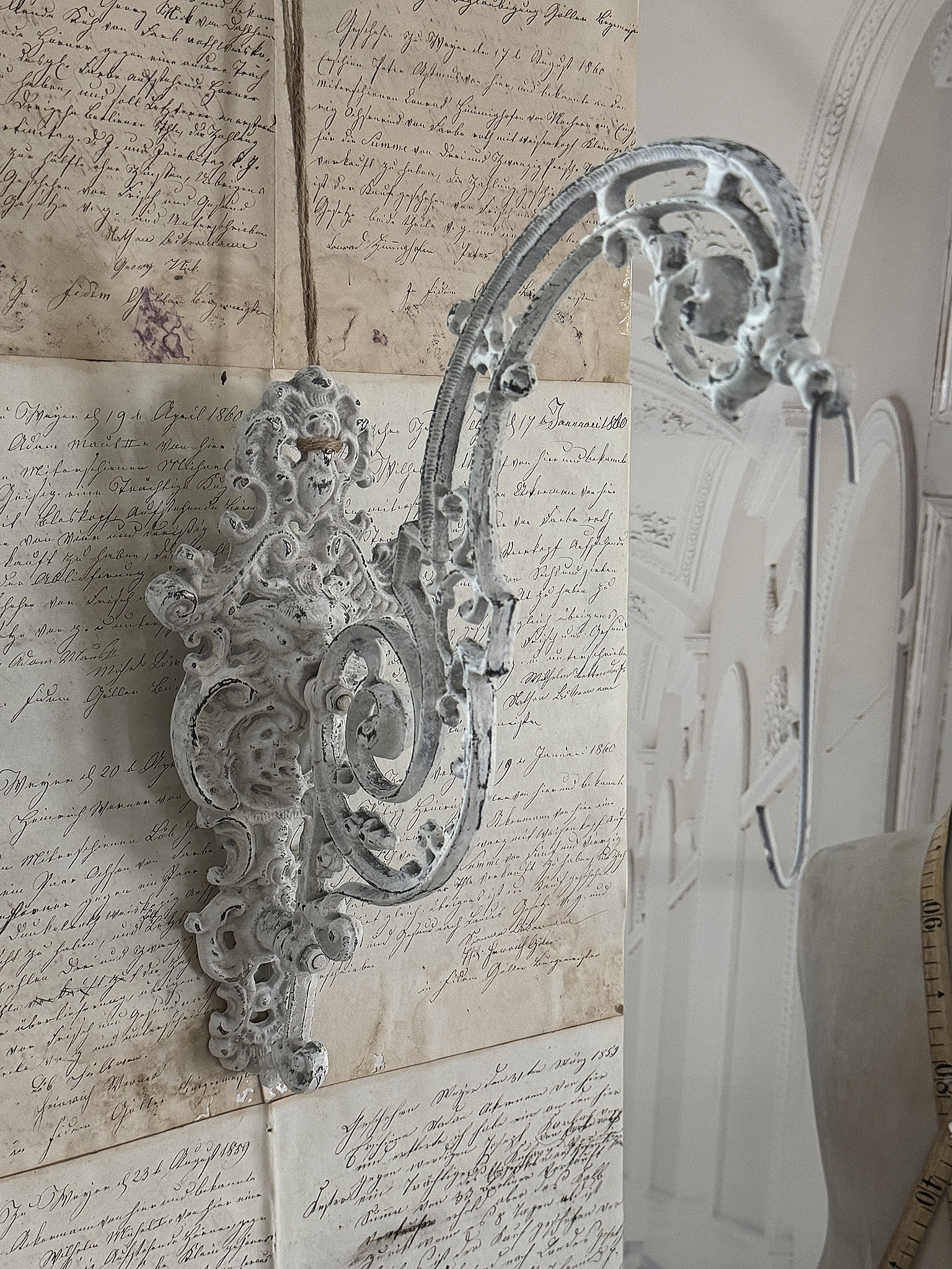  Alter Metallausleger im weißen Shabby-Kleid ***