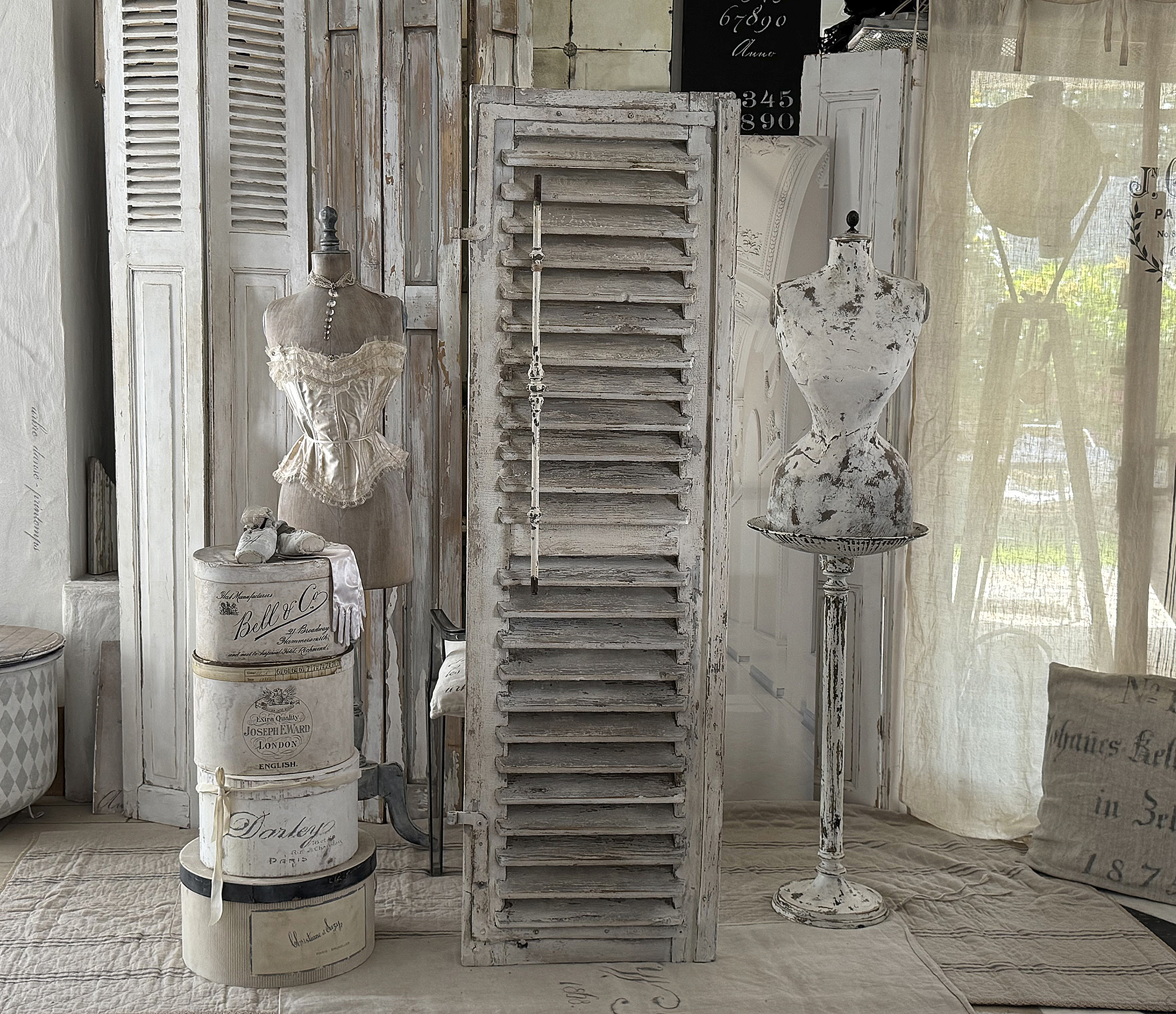 Dekorativer Lamellenladen mit Patina & Metallstab – Shabby-Chic***