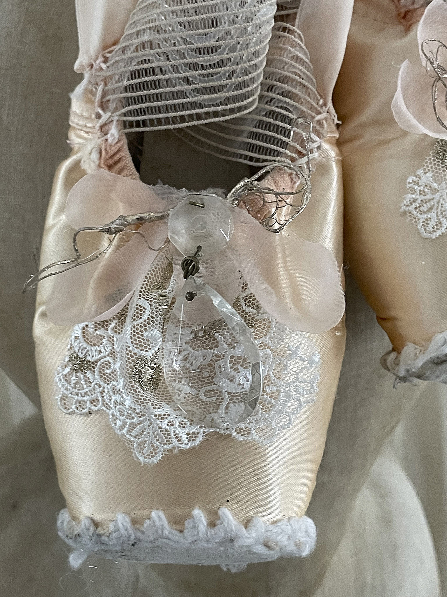 Elegante Ballettschuhe mit Spitzen und Dekoration Detailansicht von kunstvollen Ballettschuhen mit filigranen Details und dekorativen Elementen