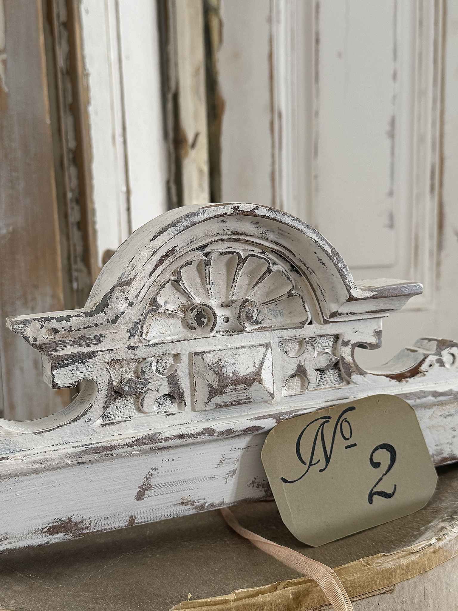 Antike Schrankkronen im alten Lack – kleine Schätze vergangener Handwerkskunst*** Antike Schrankkronen im alten Lack – kleine Schätze vergangener Handwerkskunst***