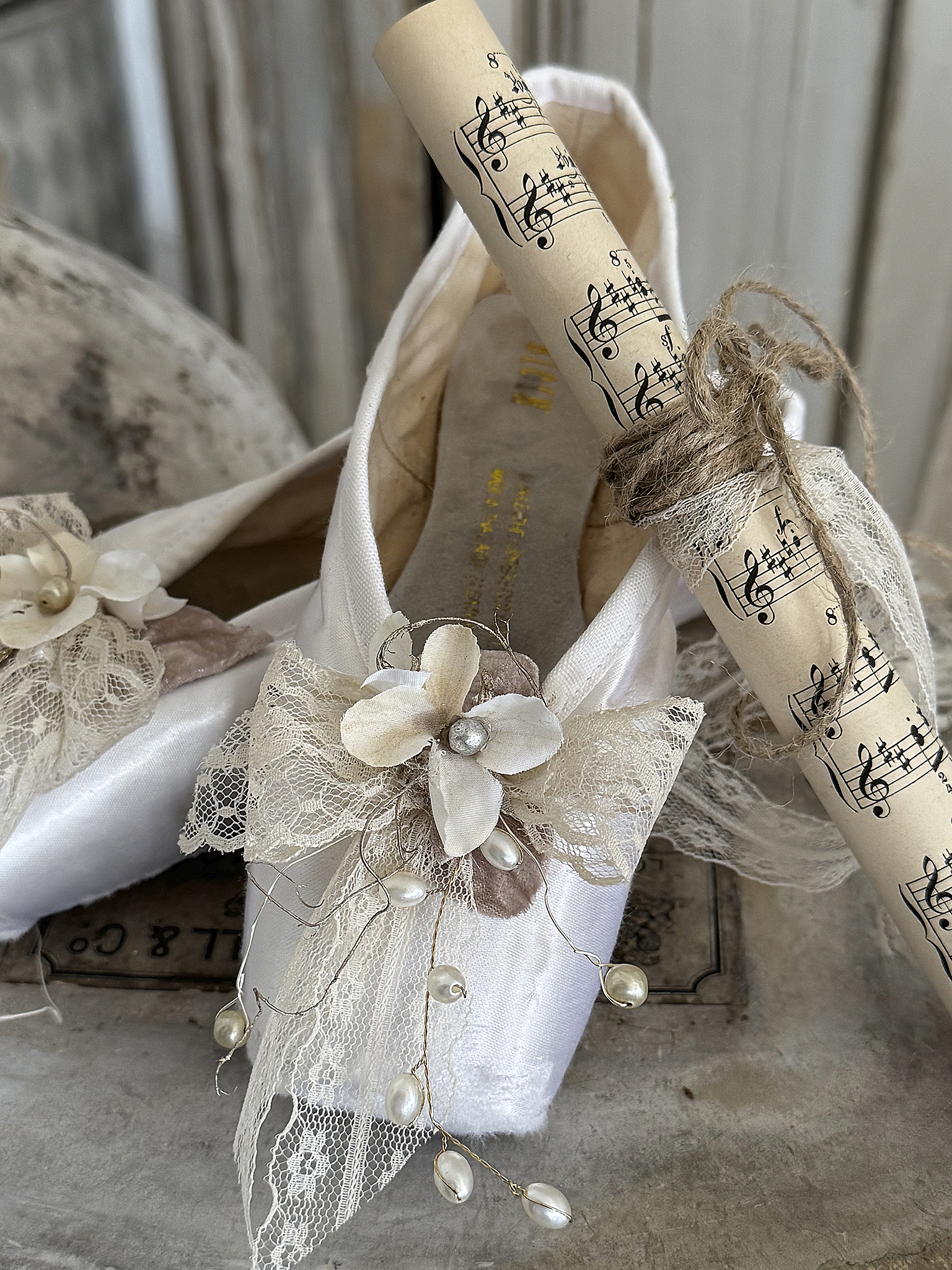 Weiße Spitzen-Ballettschuhe mit Notenblatt***