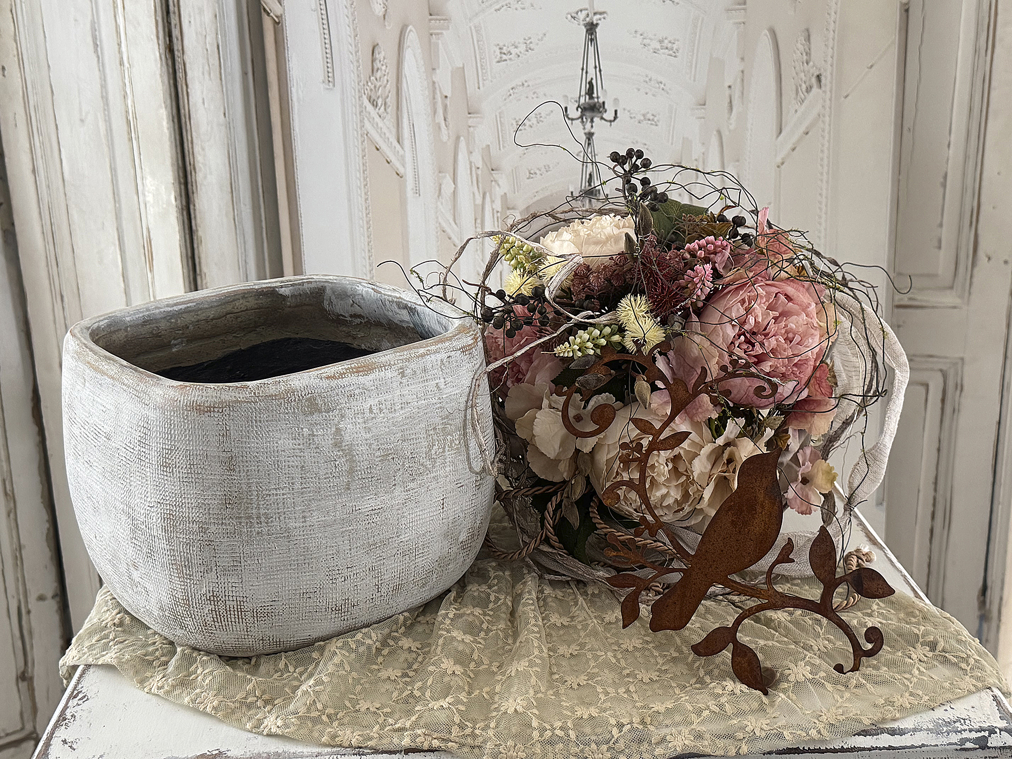 Kunstblumen-Arrangement mit Steinzeugvase, Rosen, Naturflechten & Vogelmedaillon***
