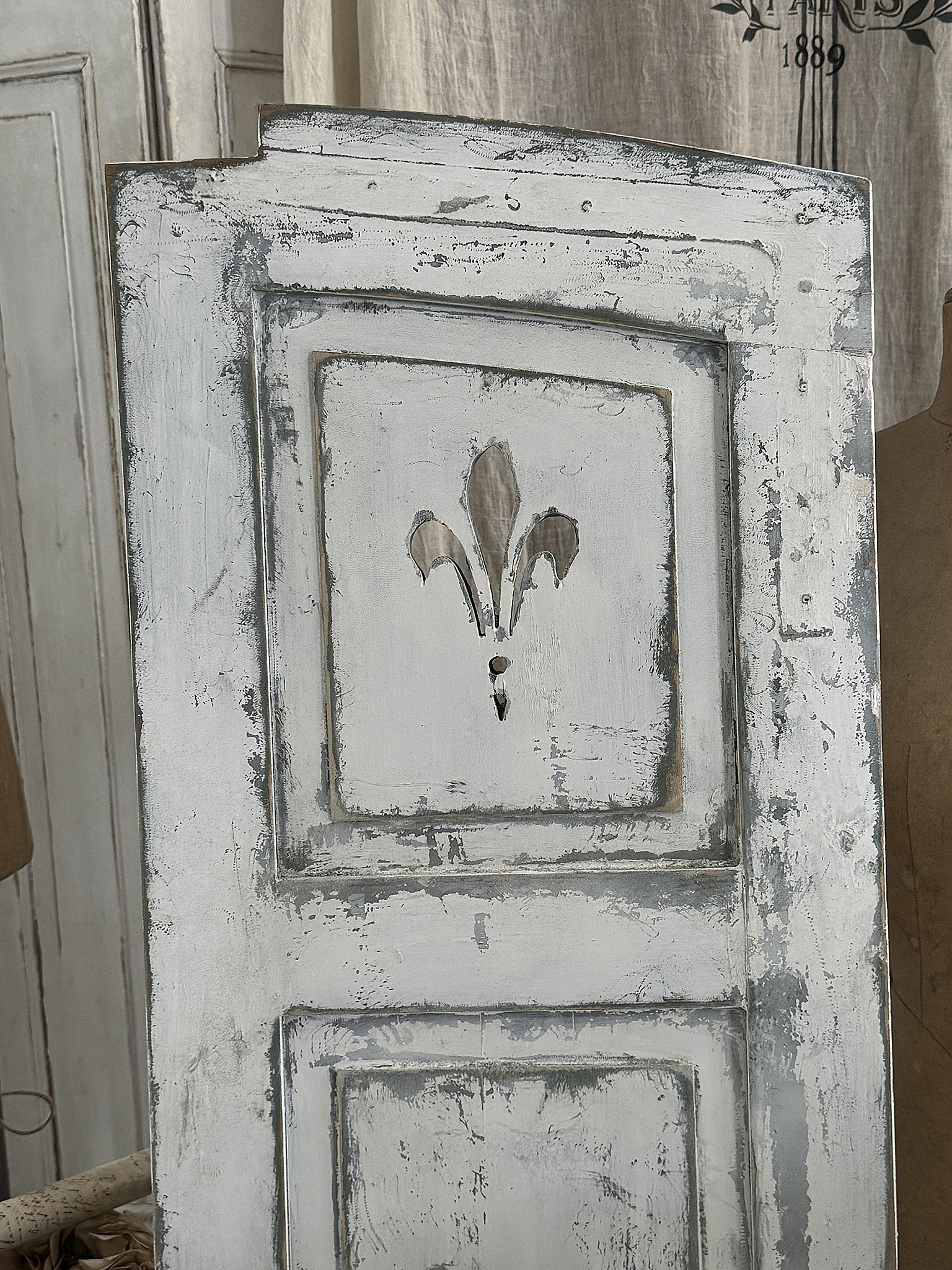 Antiker französischer Shabby-Fensterladen aus Vollholz mit Lilien-Dekor***