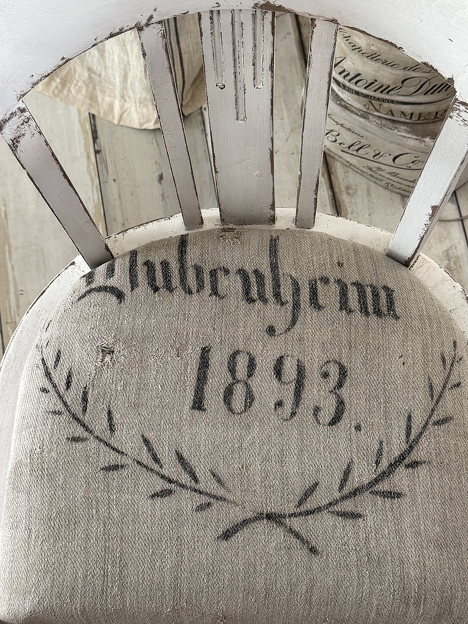 Großer Armlehnstuhl mit antikem Leinensack-Bezug von 1893 im Shabby Chic***