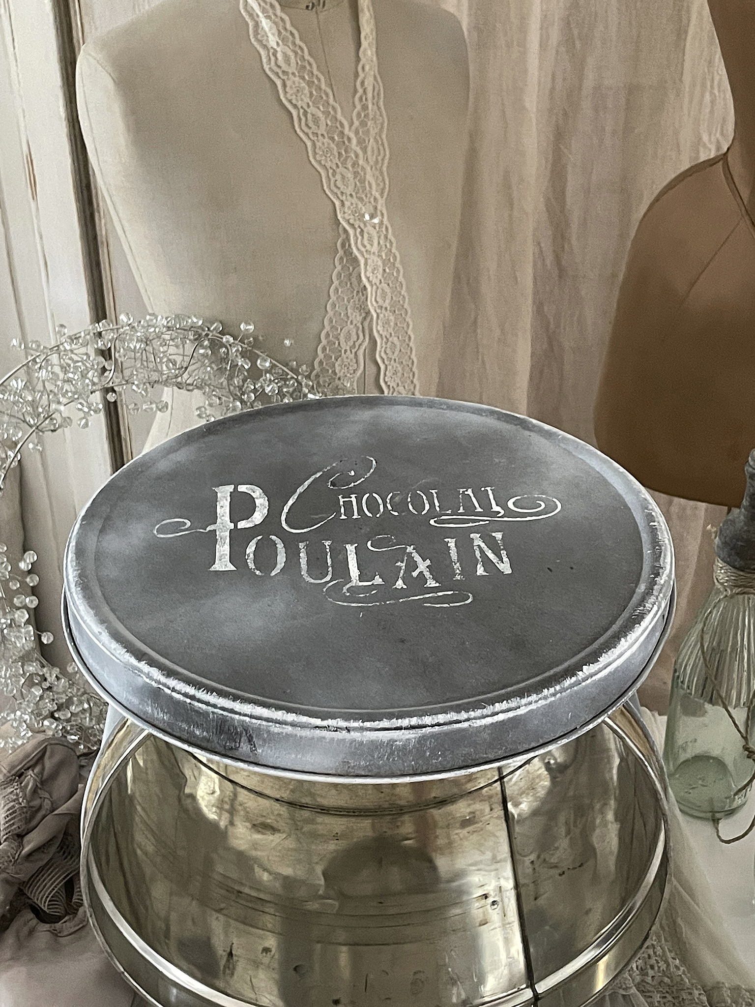 Antike Schokoladendose mit dem Schriftzug 'Poulain' auf dem Deckel