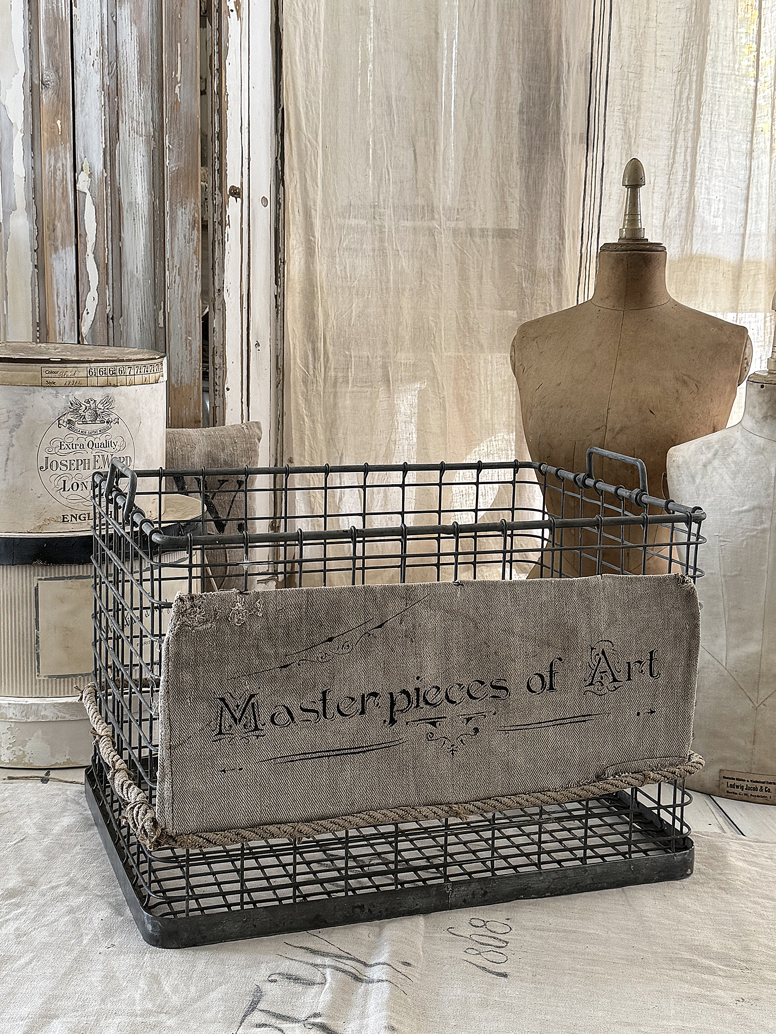 Großer Eisenkorb mit altem Leinen***