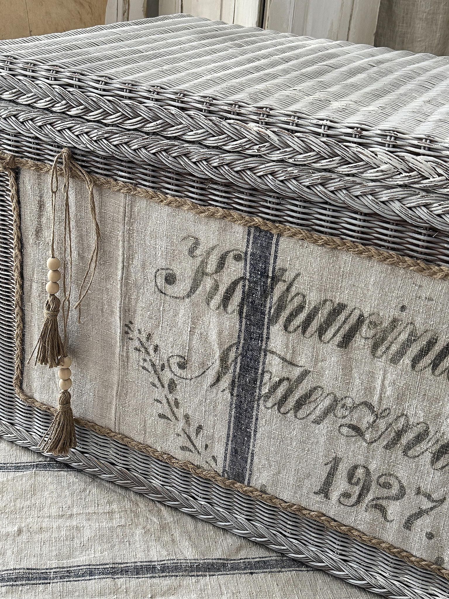 Wunderschöner großer Weidenkorb mit originalem Mehlsack-Emblem von 1927 – Shabby Chic / Vintage***