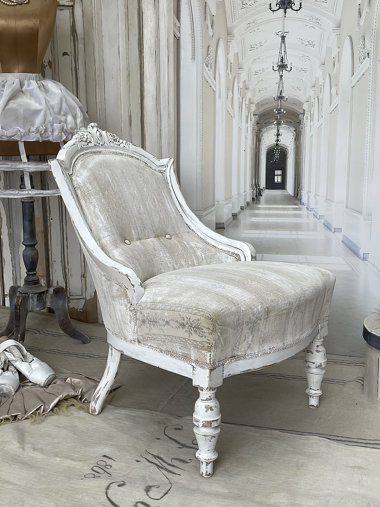 Eleganter vintage Sessel in einem stilvollen Raum Ein antiker Sessel in einem hellen und eleganten Raum mit schmuckvollen Details.
