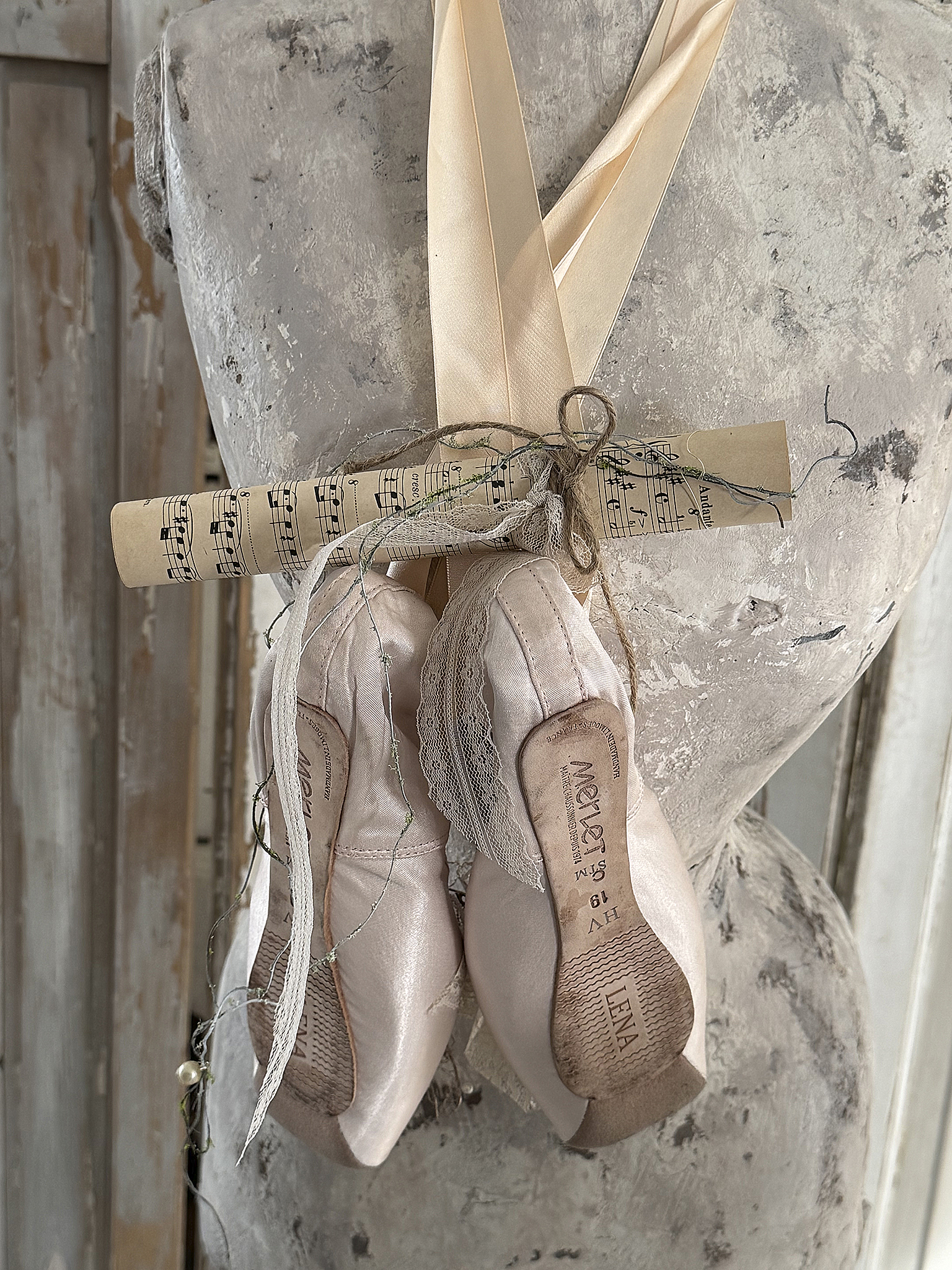 Alte Ballettschuhe Butterfly mit Notenblatt***
