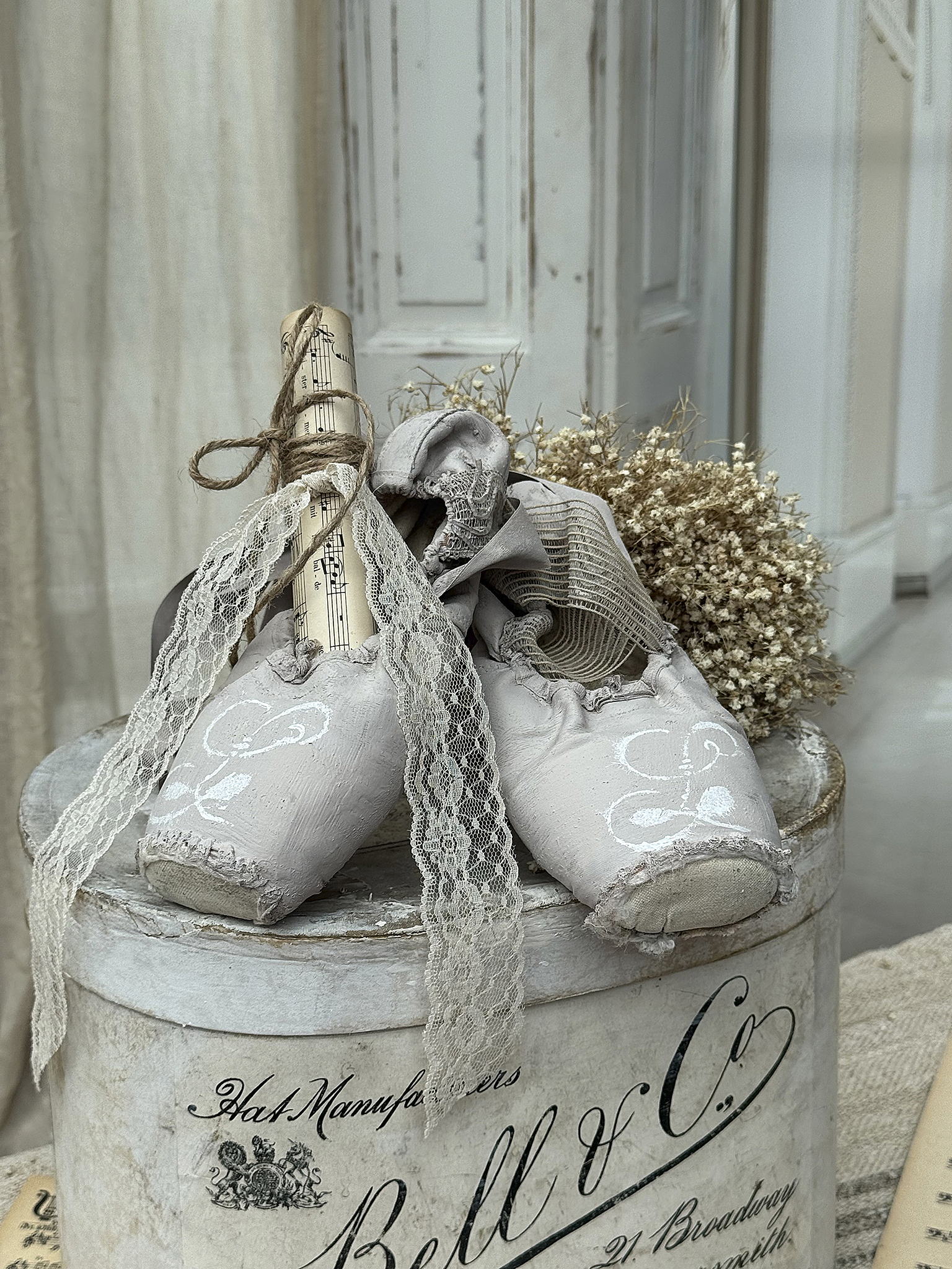 Alte Spitzenschuhe im taupen Vintagekleid L*** Alte Spitzenschuhe im taupen Vintagekleid L***