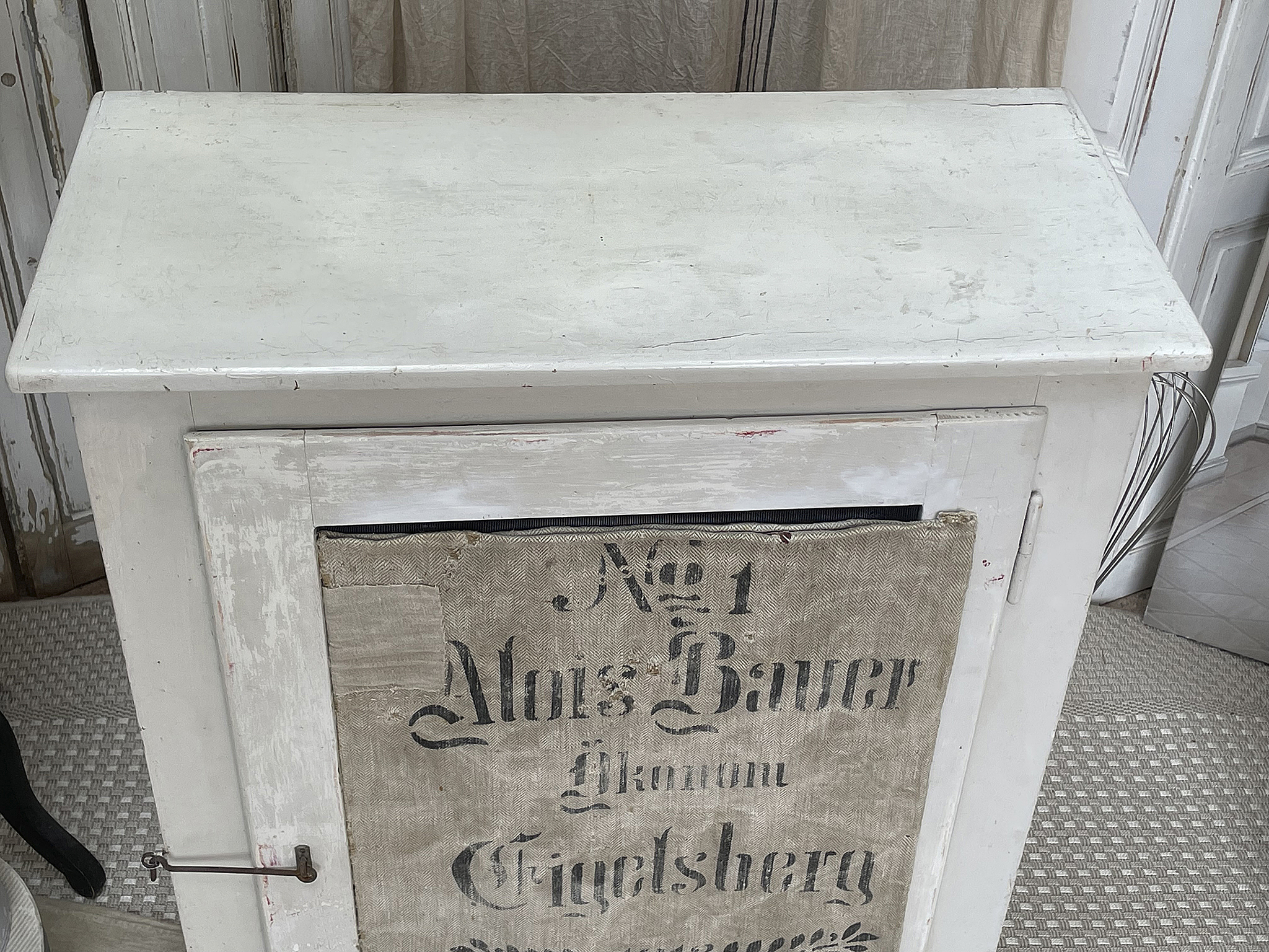Alter Shabby-Schrank mit Mehlsack*** Alter Shabby-Schrank mit Mehlsack***