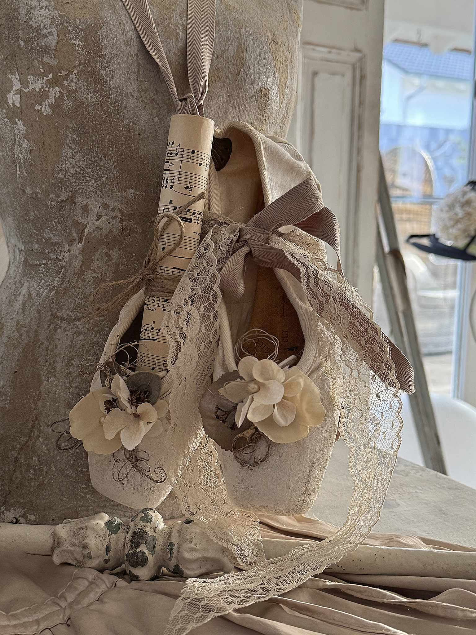 Alte Spitzenschuhe aus Leinen mit Notenblatt***