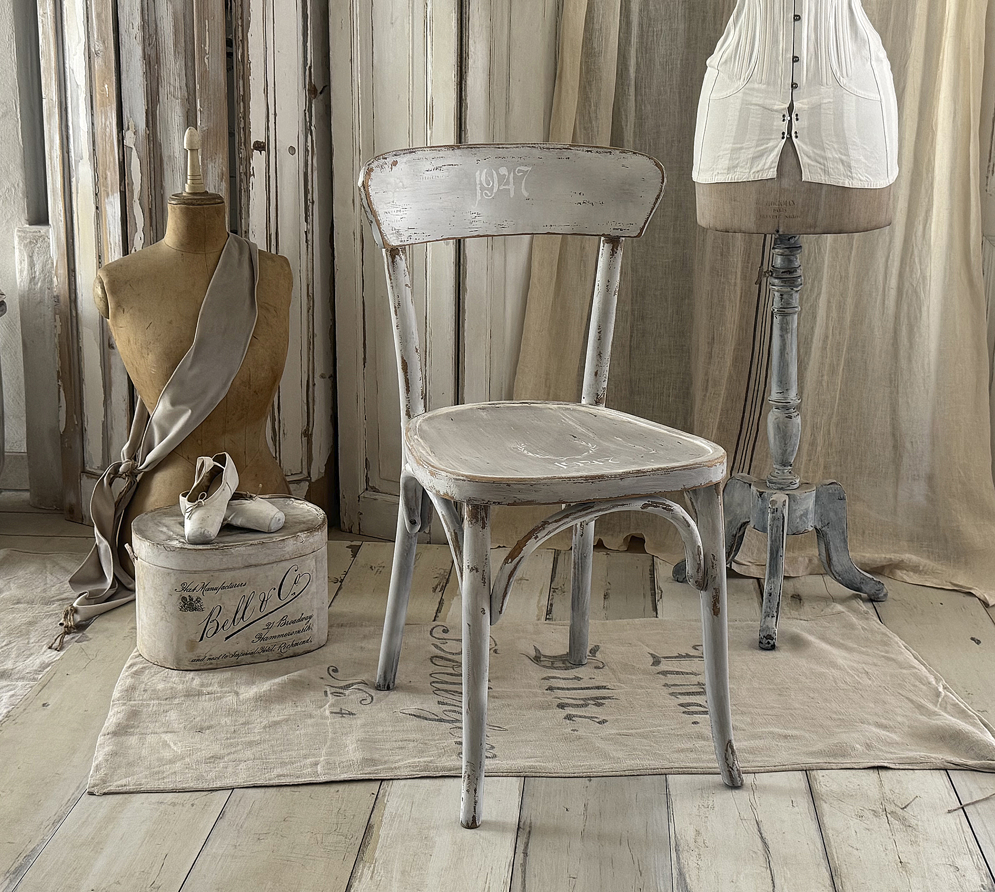  Alter Bugholzstuhl in zartem creme-grau***