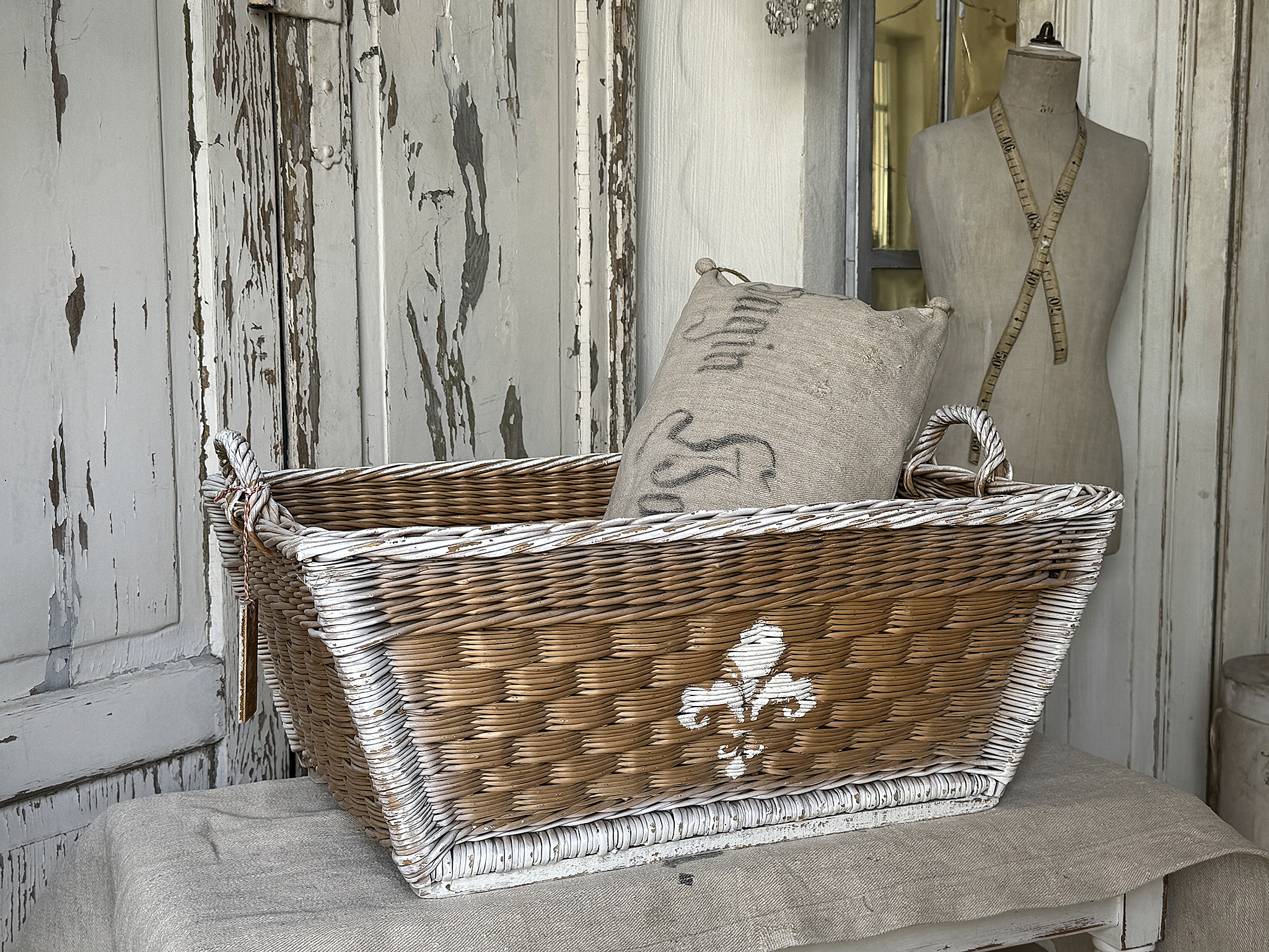 Schöner Weidenkorb im Shabby Chic – Vintage Korb mit französischer Lilie***