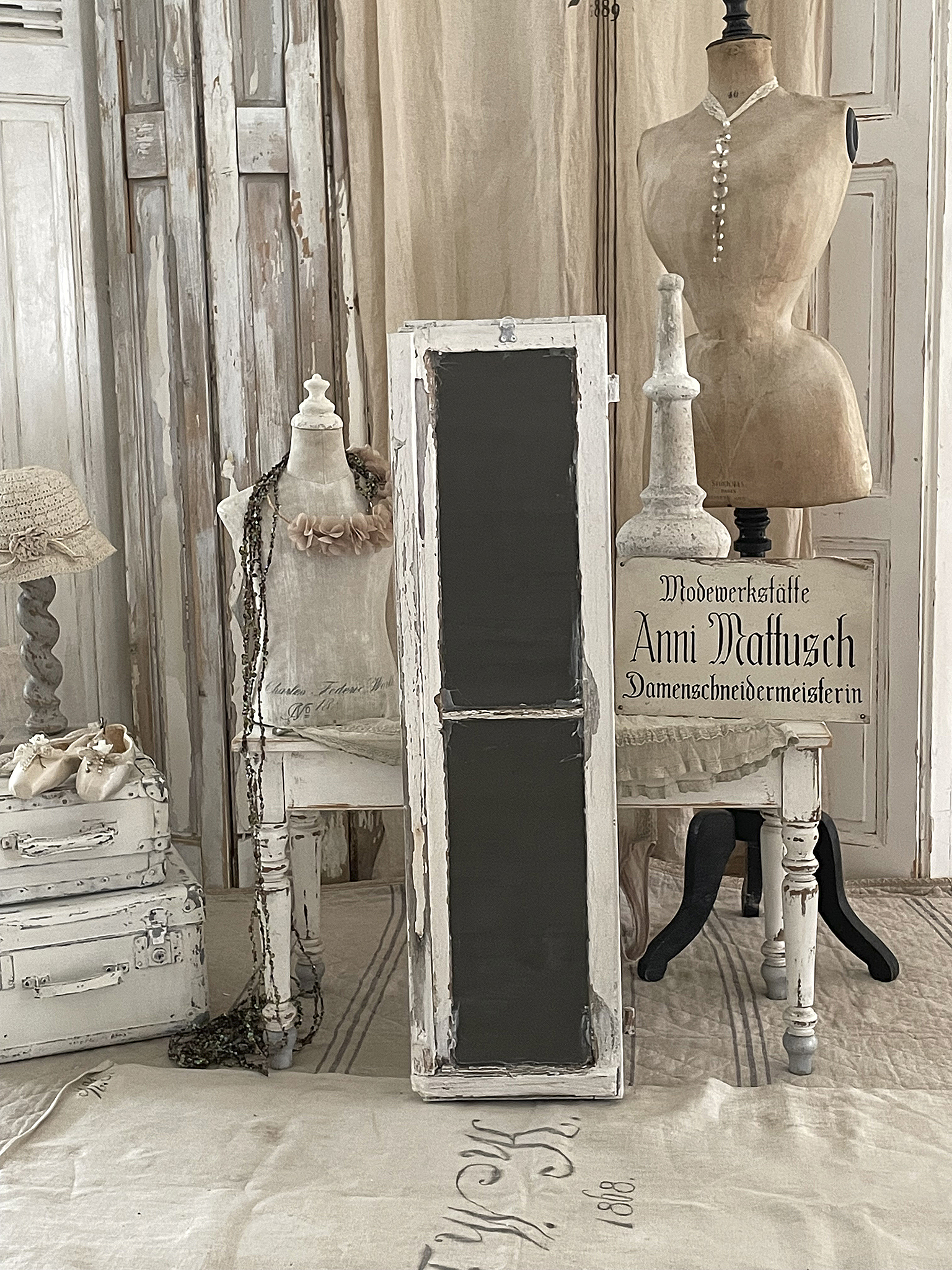 Vintage Dekoration mit Schneiderpuppe und antiken Möbeln Elegante Vintage-Umgebung mit Schneiderpuppe und nostalgischen Accessoires