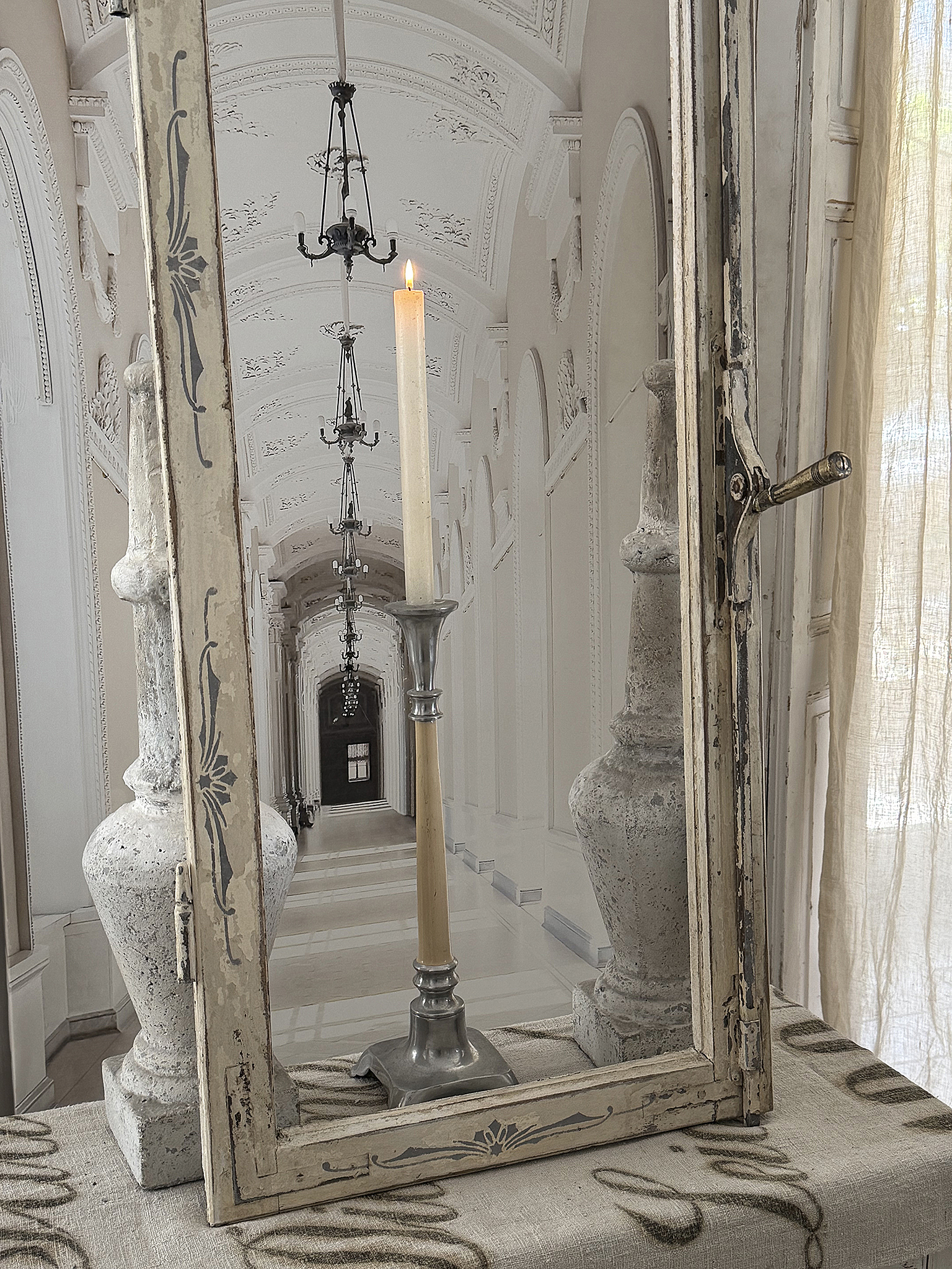 Antiker Fensterflügel mit Originalpatina, Jugendstil-Dekor und historischem Hebelgriff***