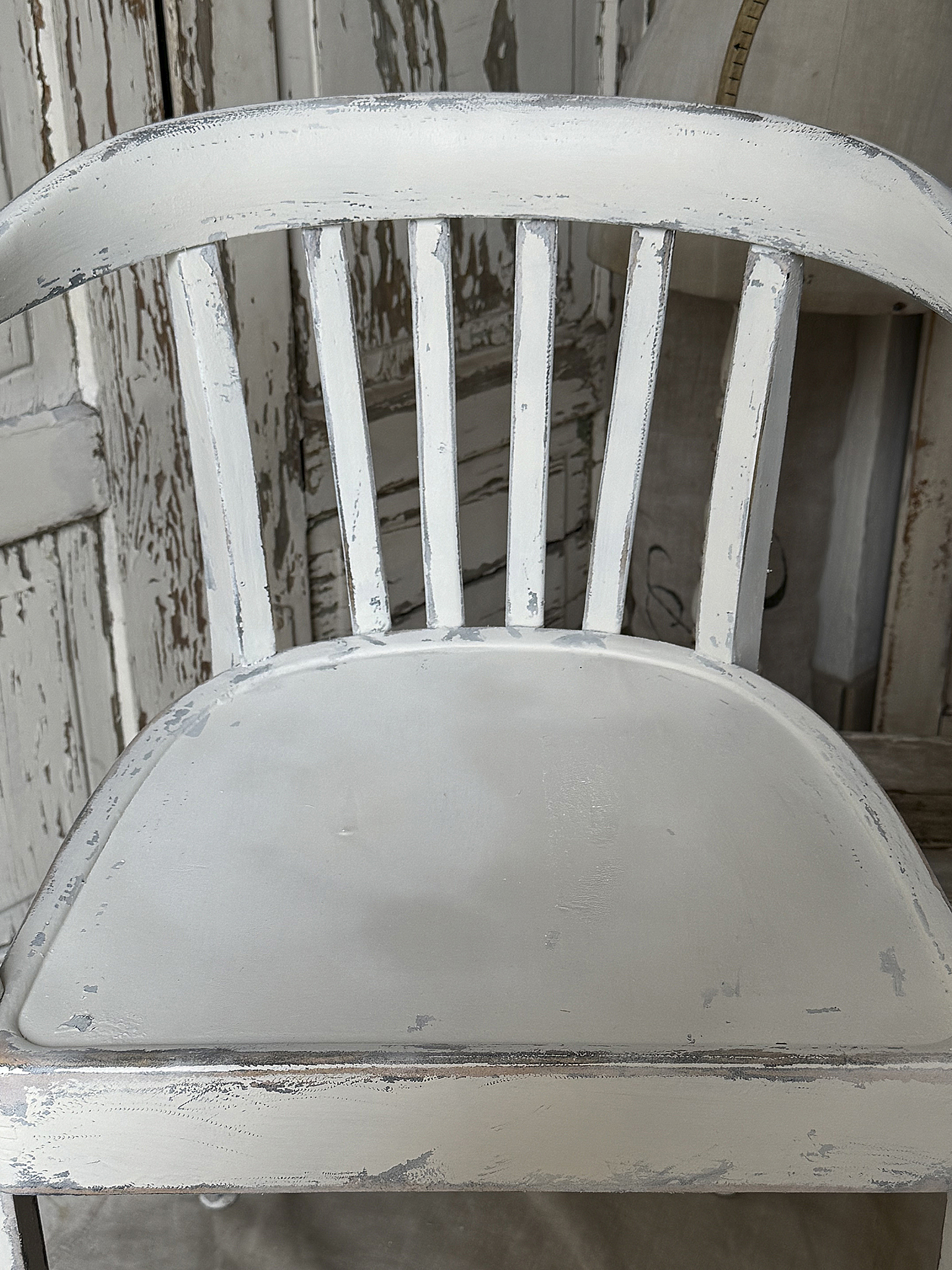 Alter Armlehnenstuhl Bauhaus im weißen Shabbykleid***